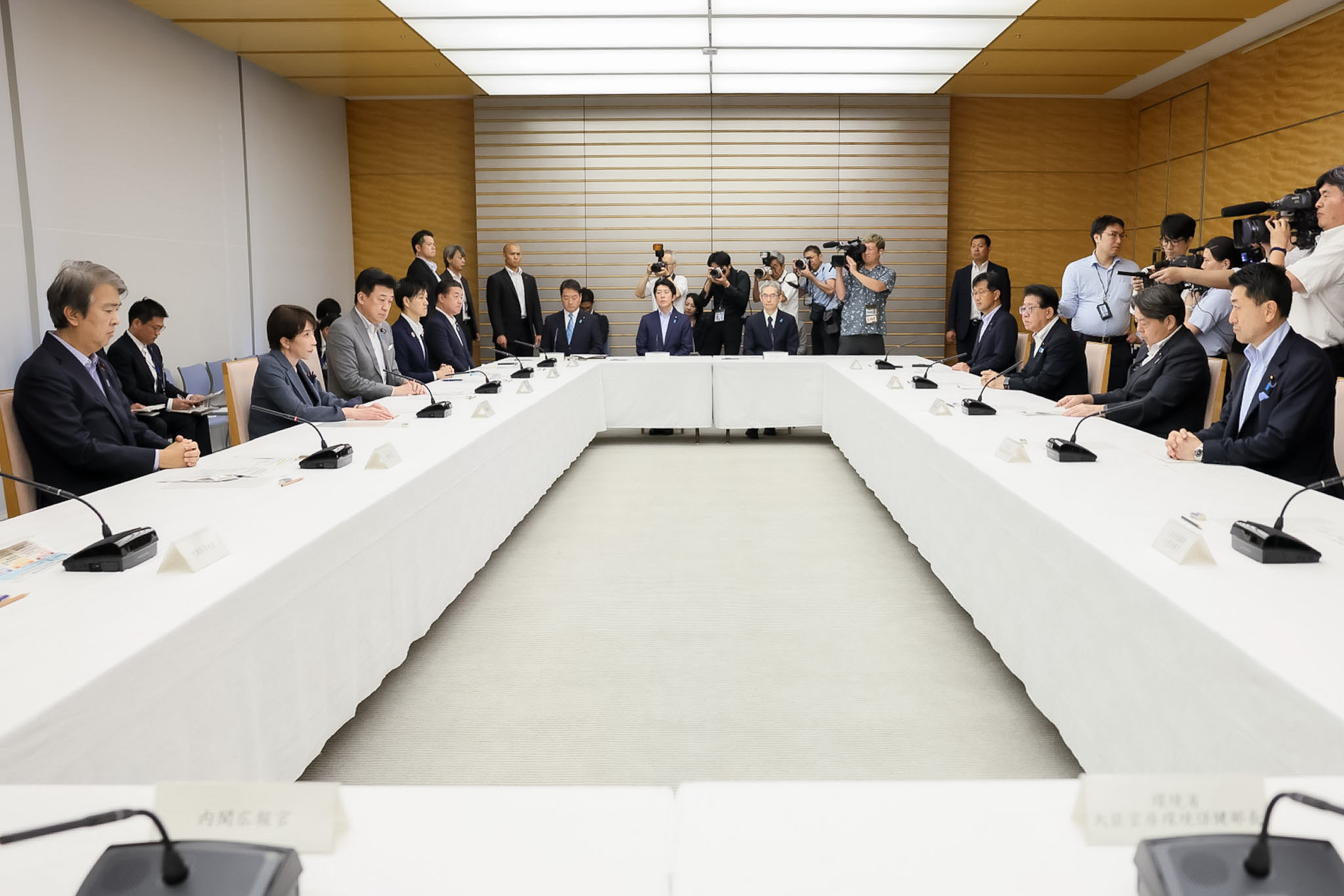 会議のまとめを行う高市総理４