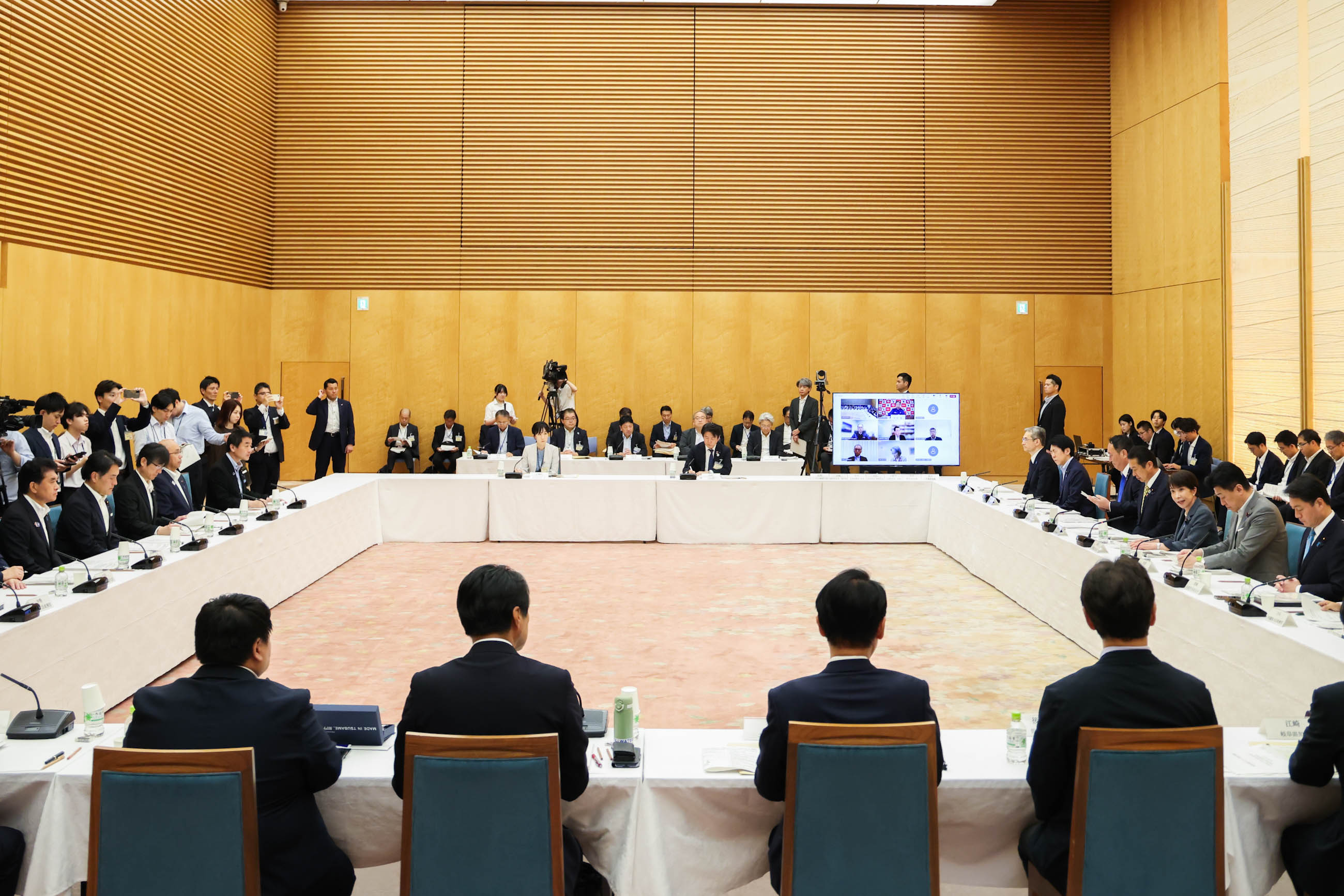 会議のまとめを行う高市総理２