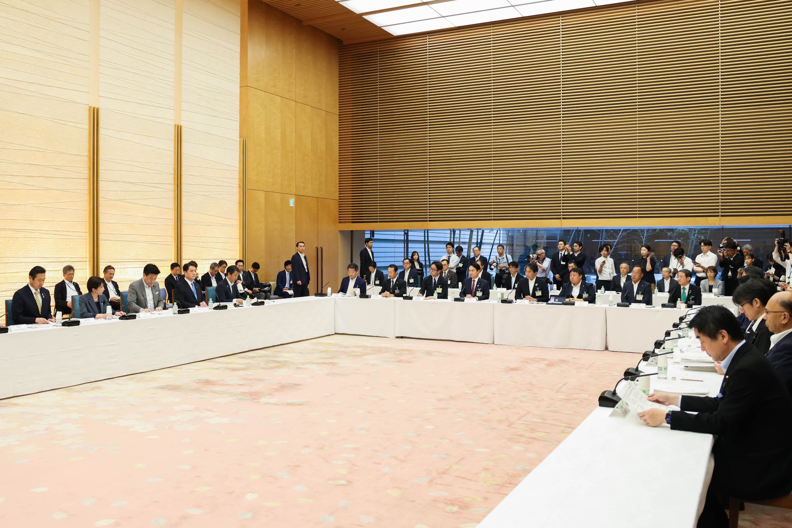 会議のまとめを行う高市総理３