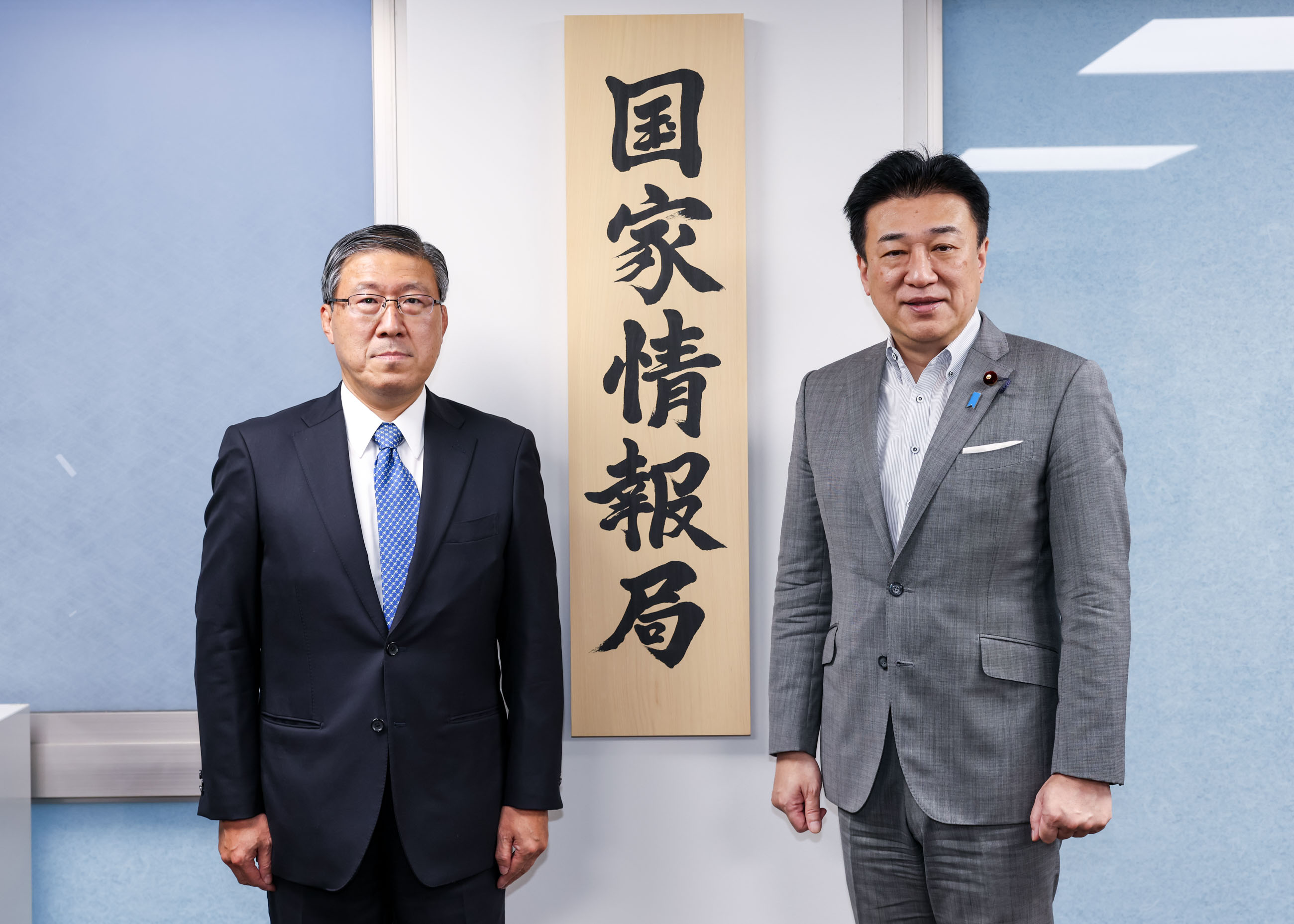看板掛けを行う行う木原官房長官１