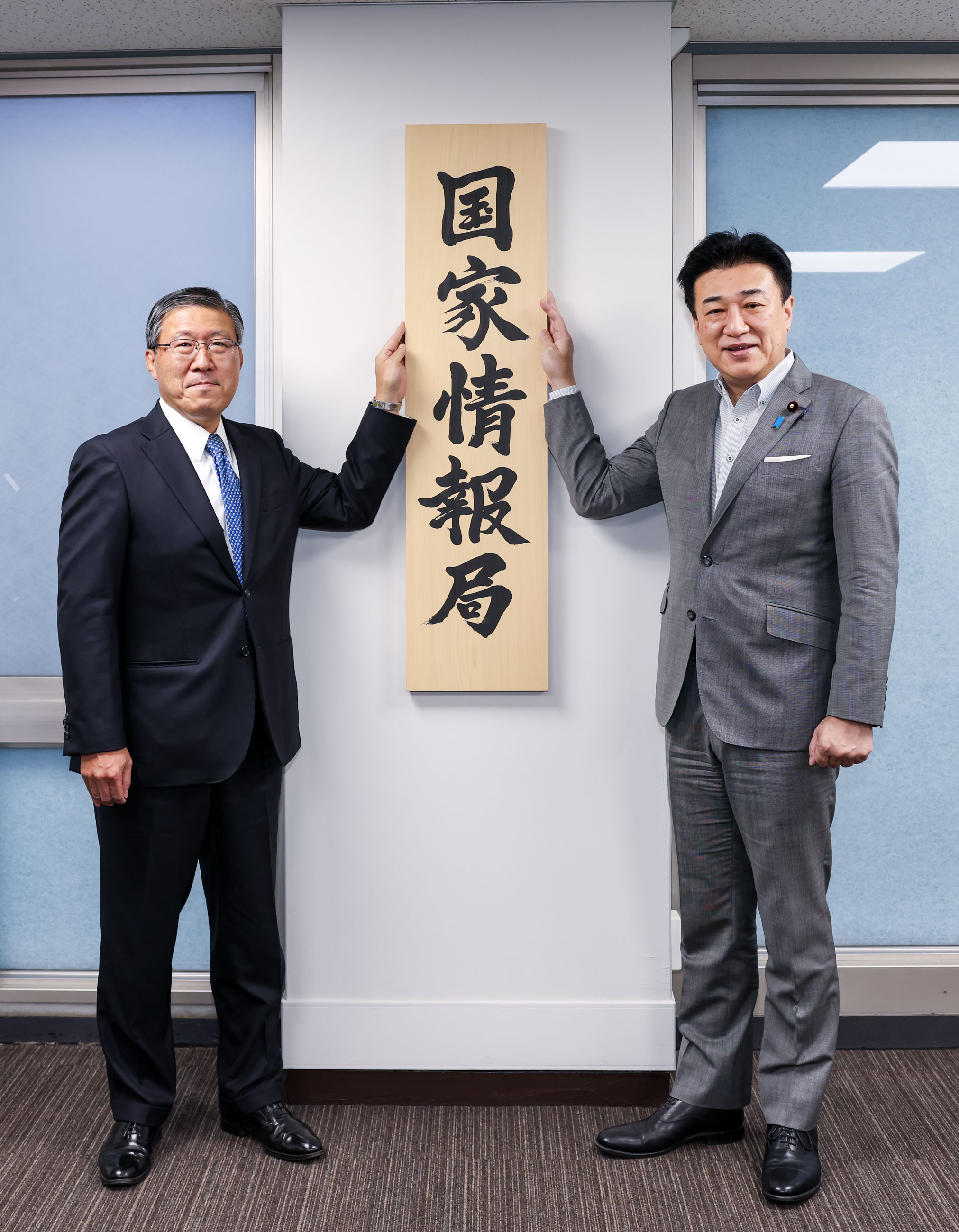 看板掛けを行う行う木原官房長官２