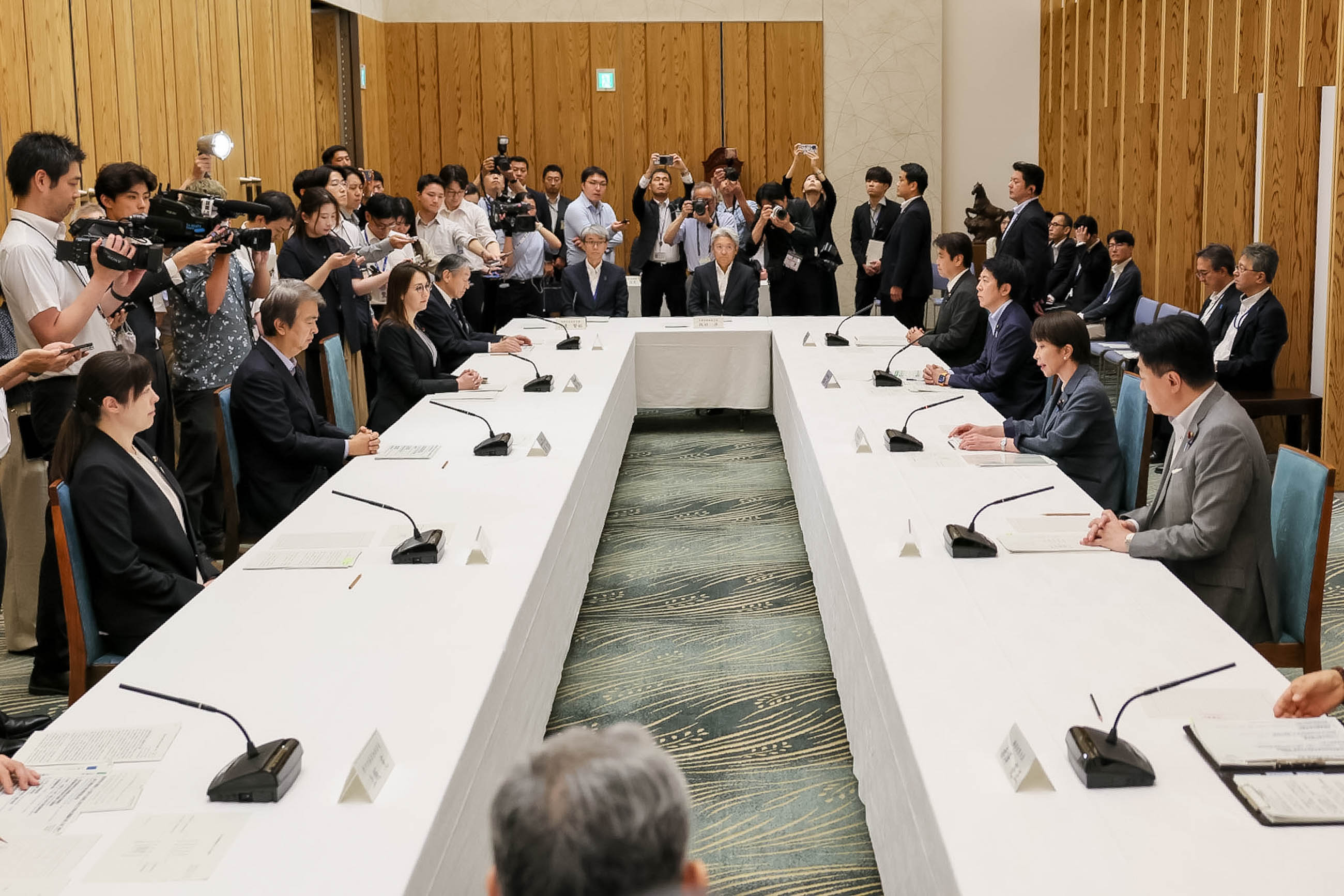 会議のまとめを行う高市総理２