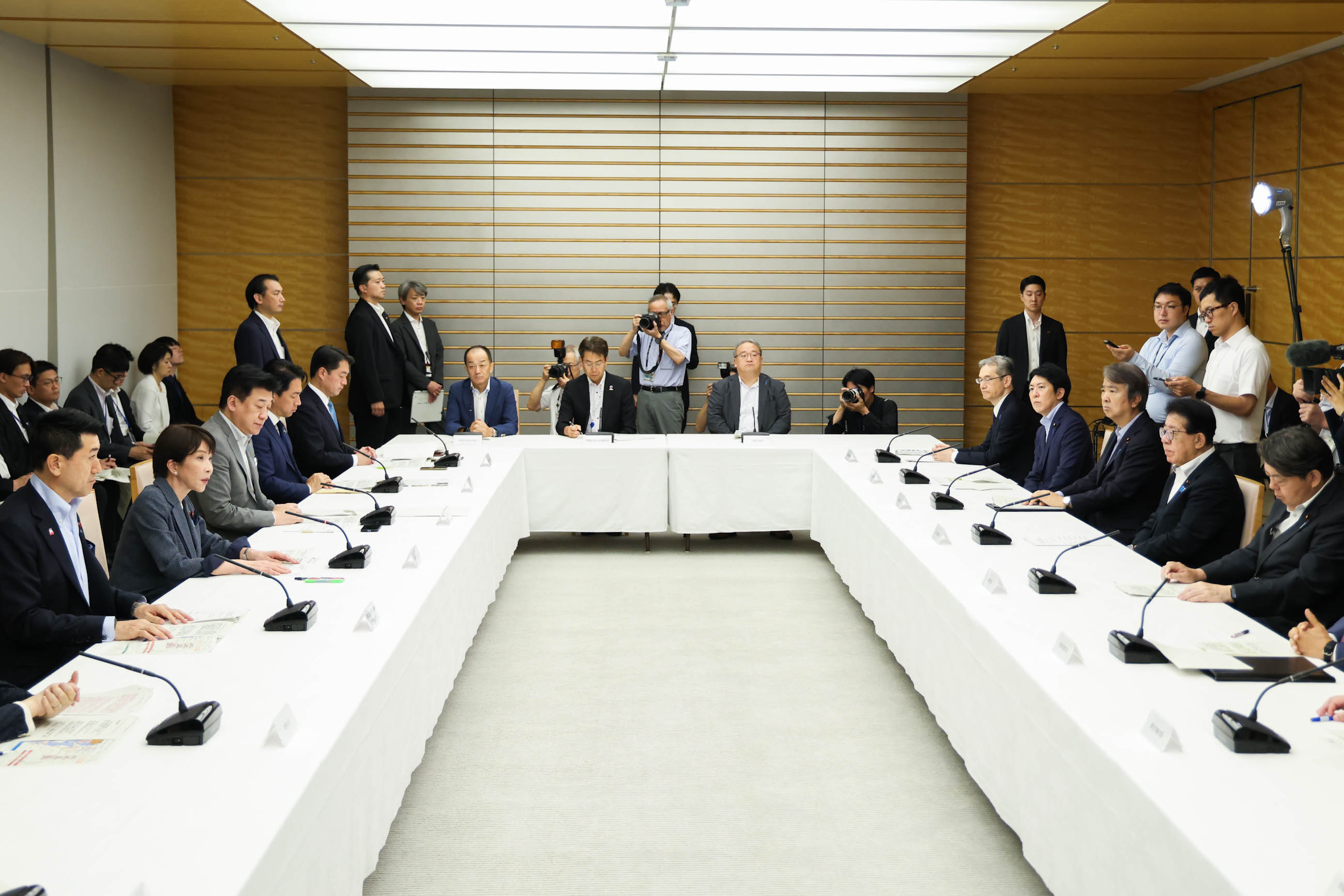会議のまとめを行う高市総理３