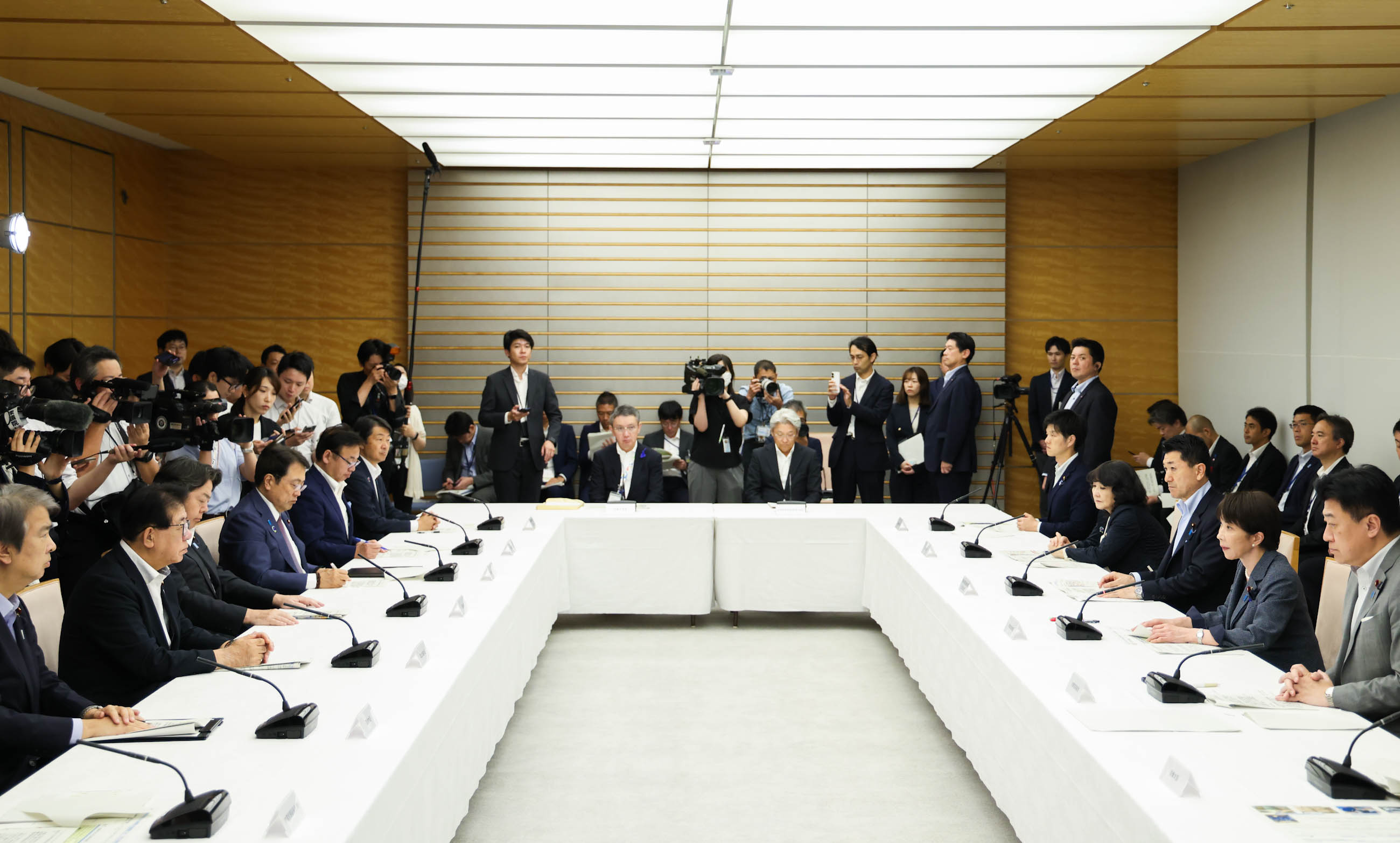 会議のまとめを行う高市総理４