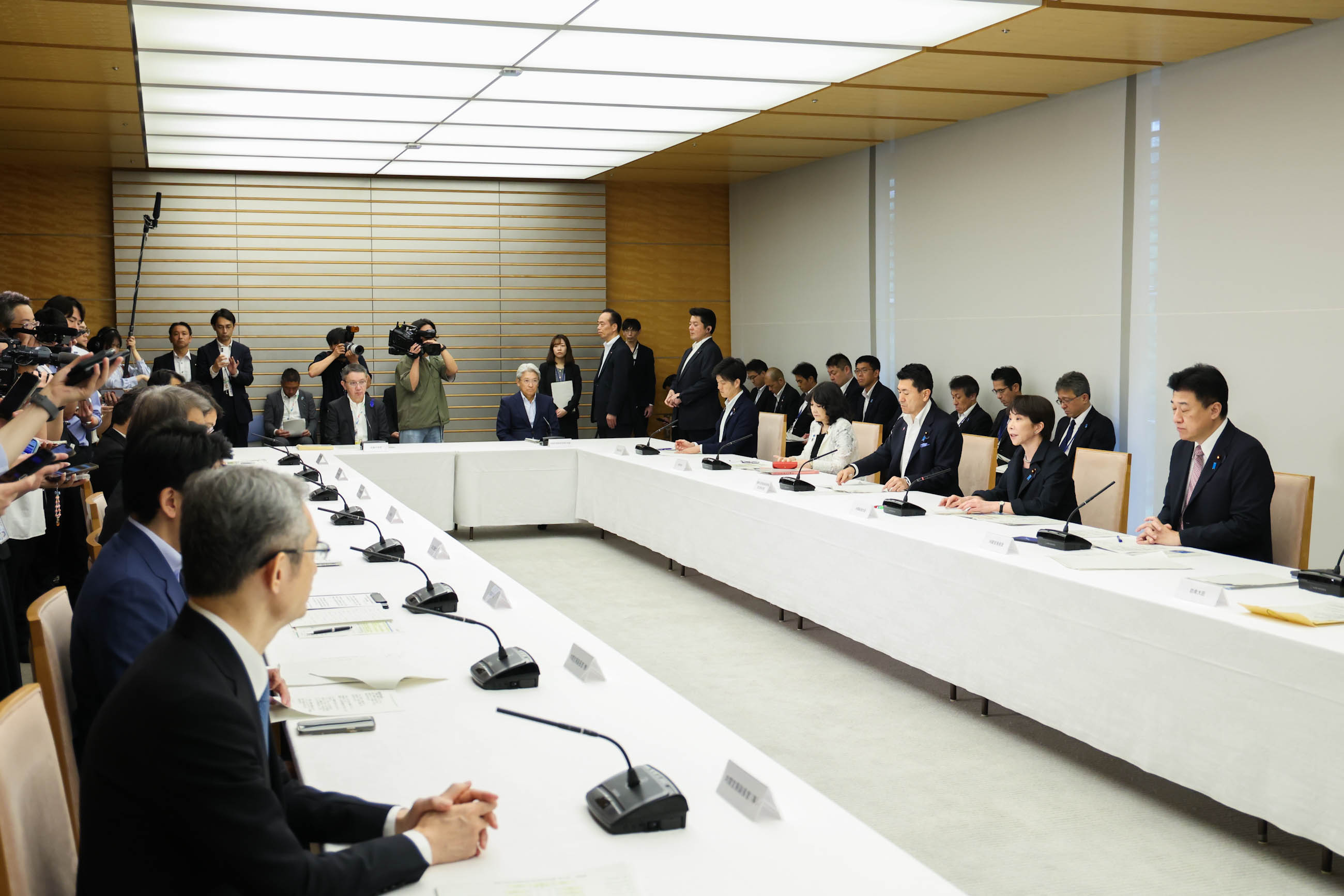 会議のまとめを行う高市総理２
