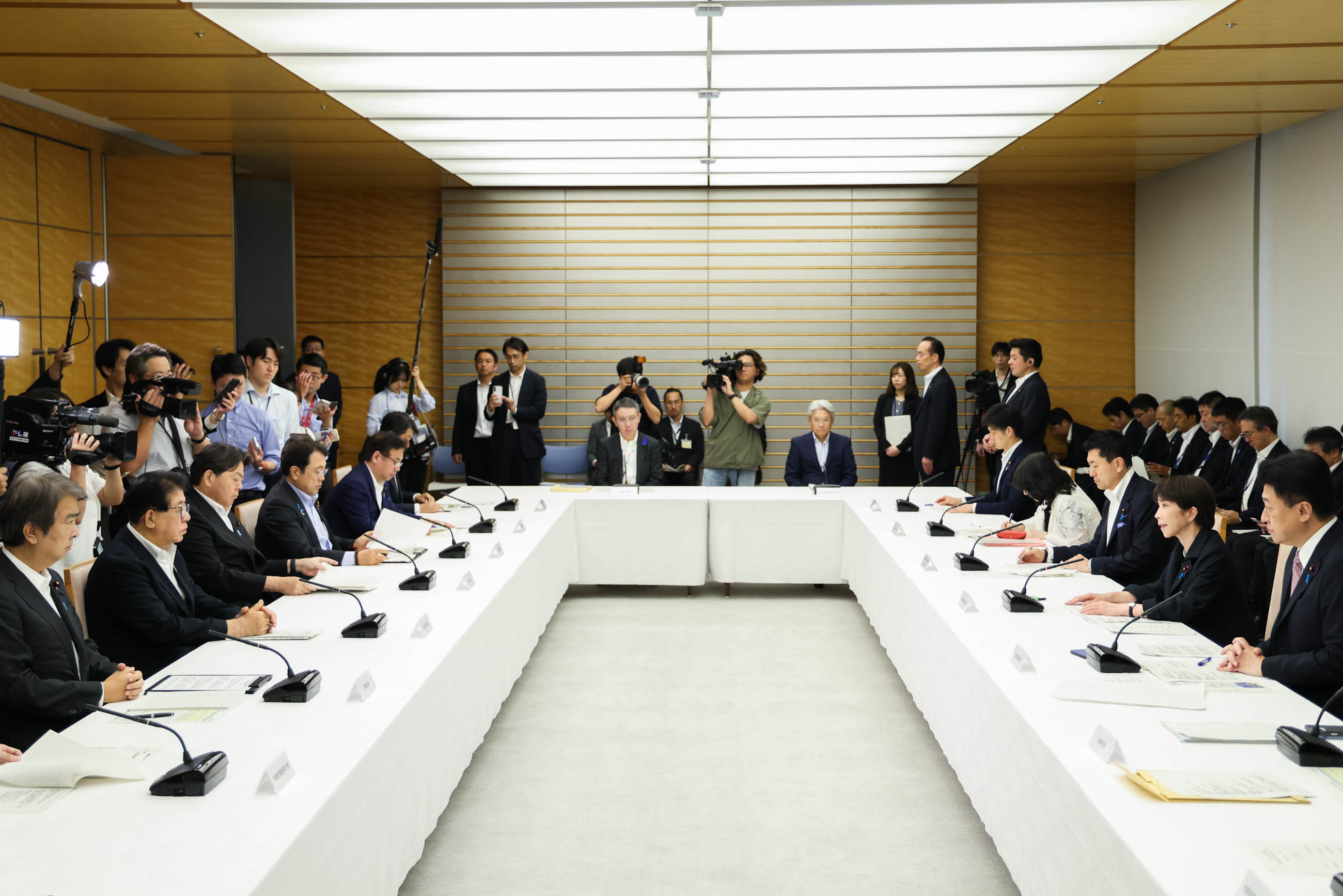 会議のまとめを行う高市総理３