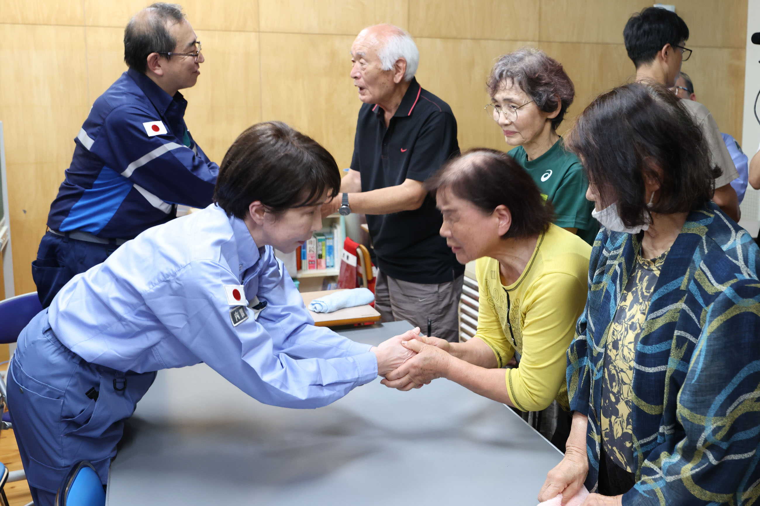 氷川町避難所を視察する高市総理１