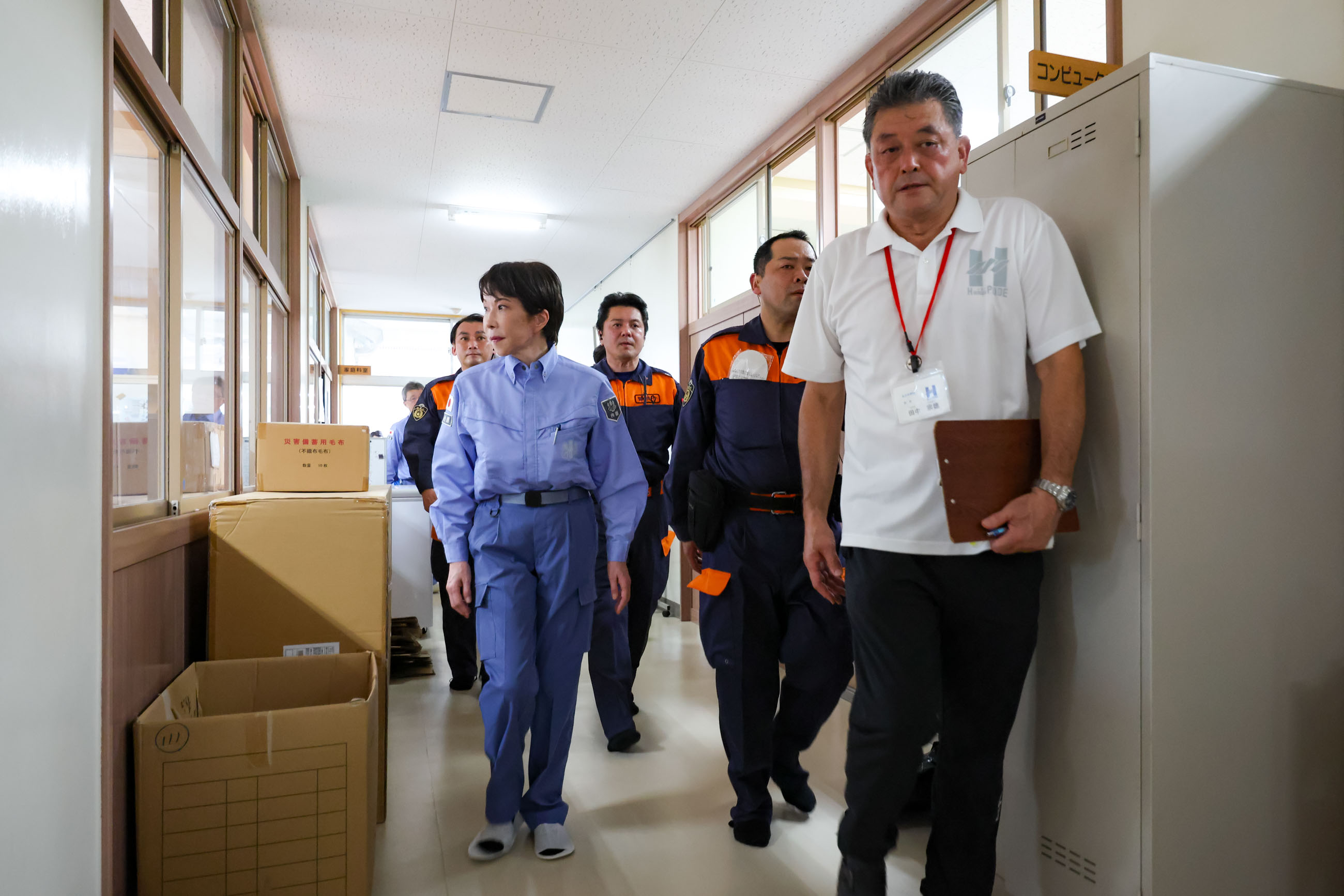 氷川町避難所を視察する高市総理６