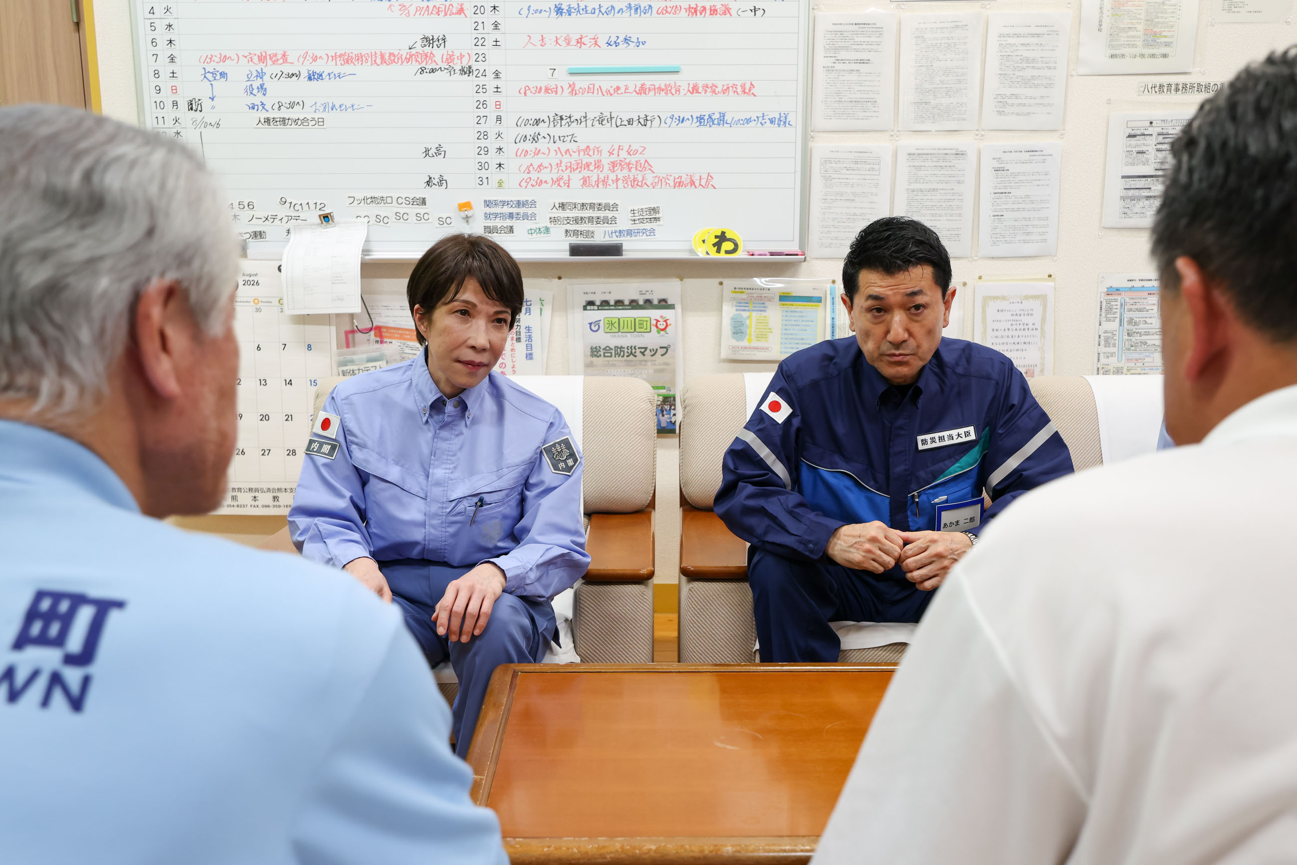 氷川町避難所を視察する高市総理９