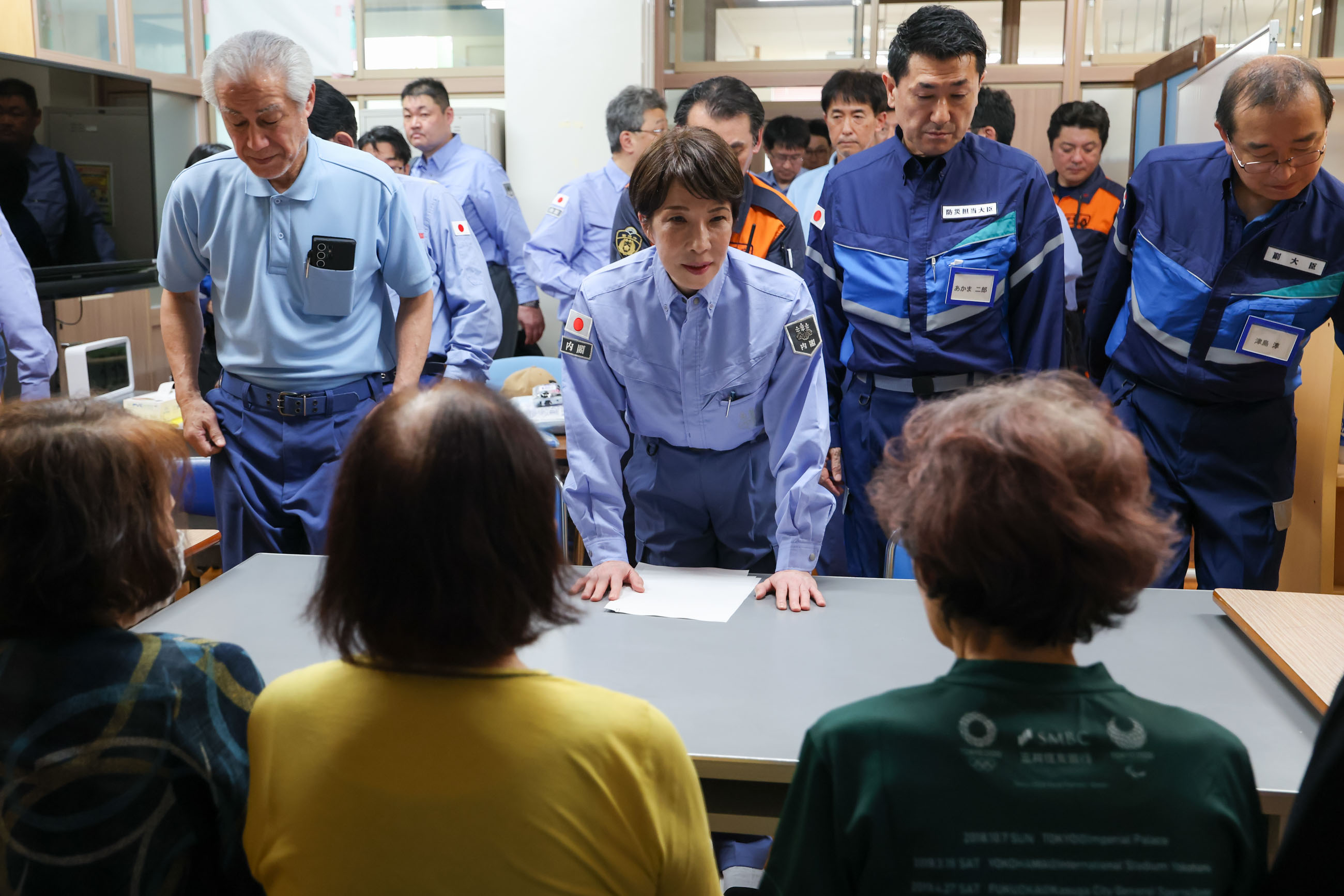 氷川町避難所を視察する高市総理１０