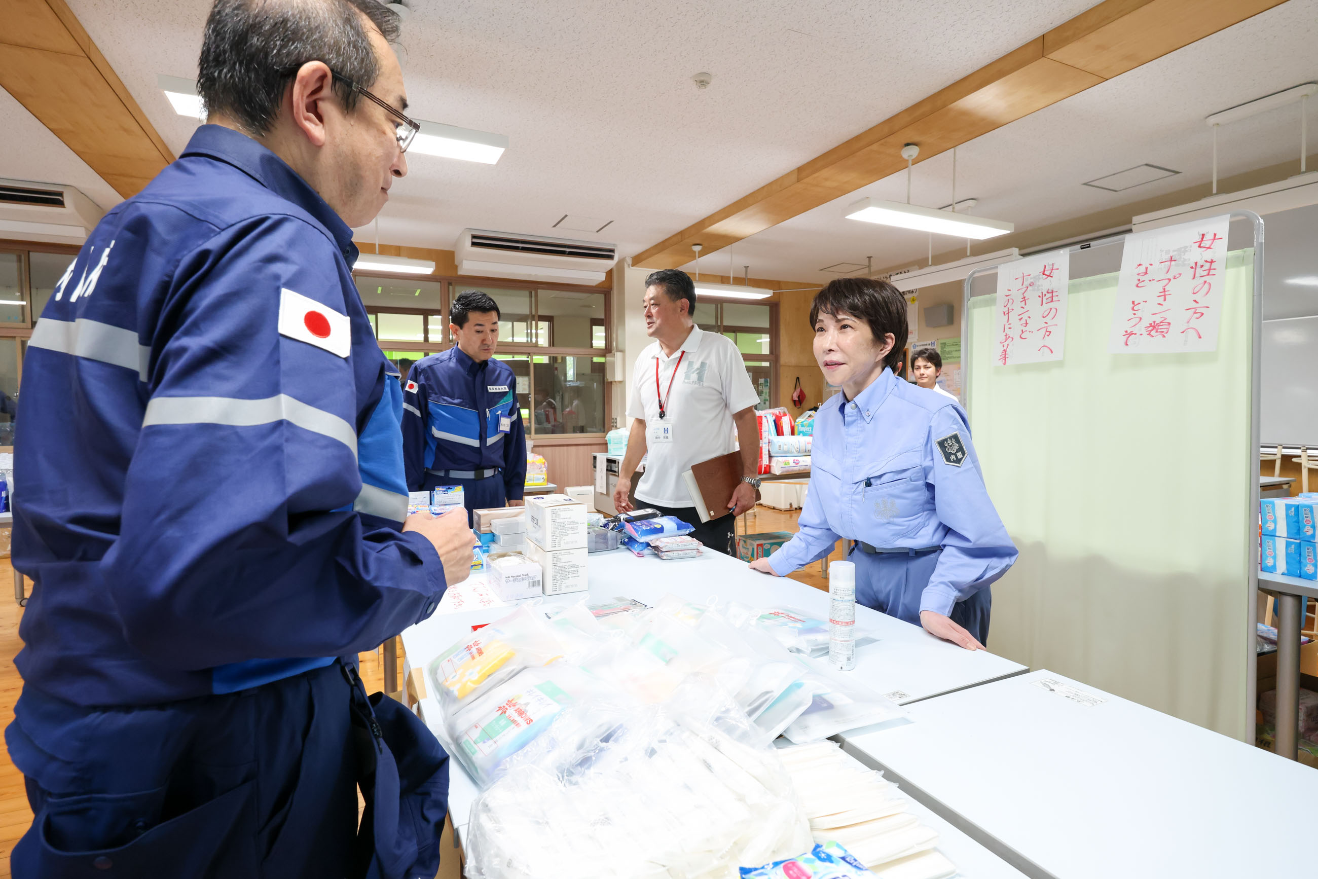 氷川町避難所を視察する高市総理１４