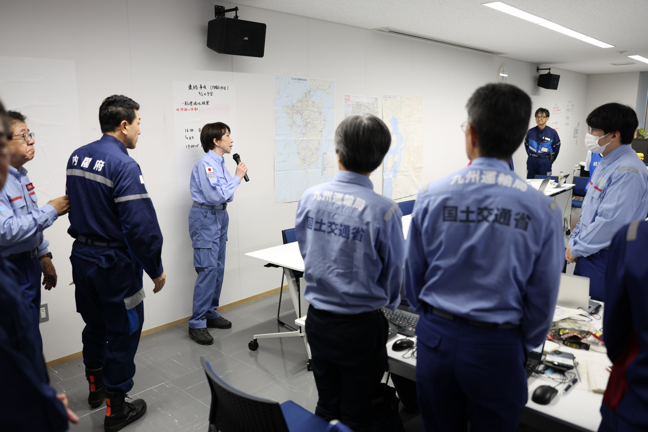現地対策本部で激励する高市総理１