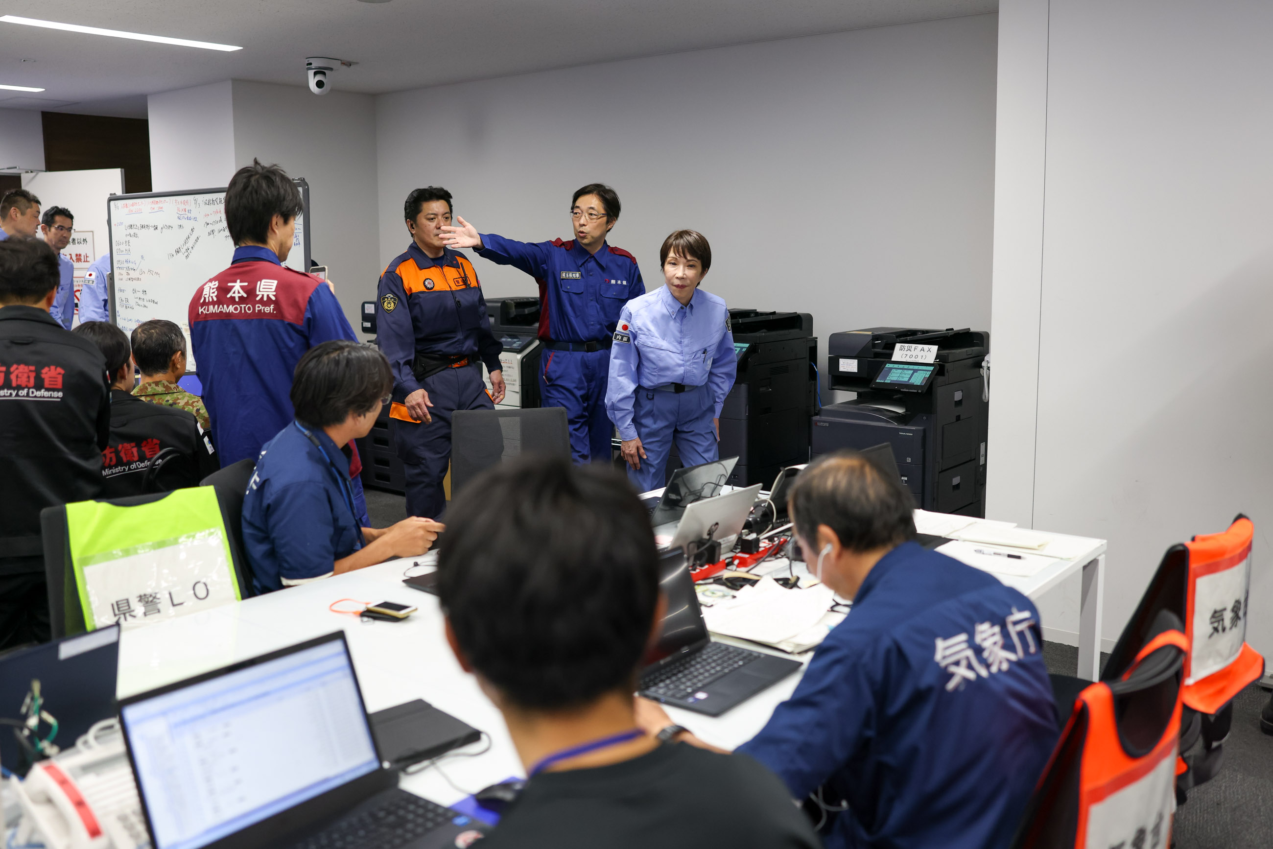 現地対策本部で激励する高市総理２