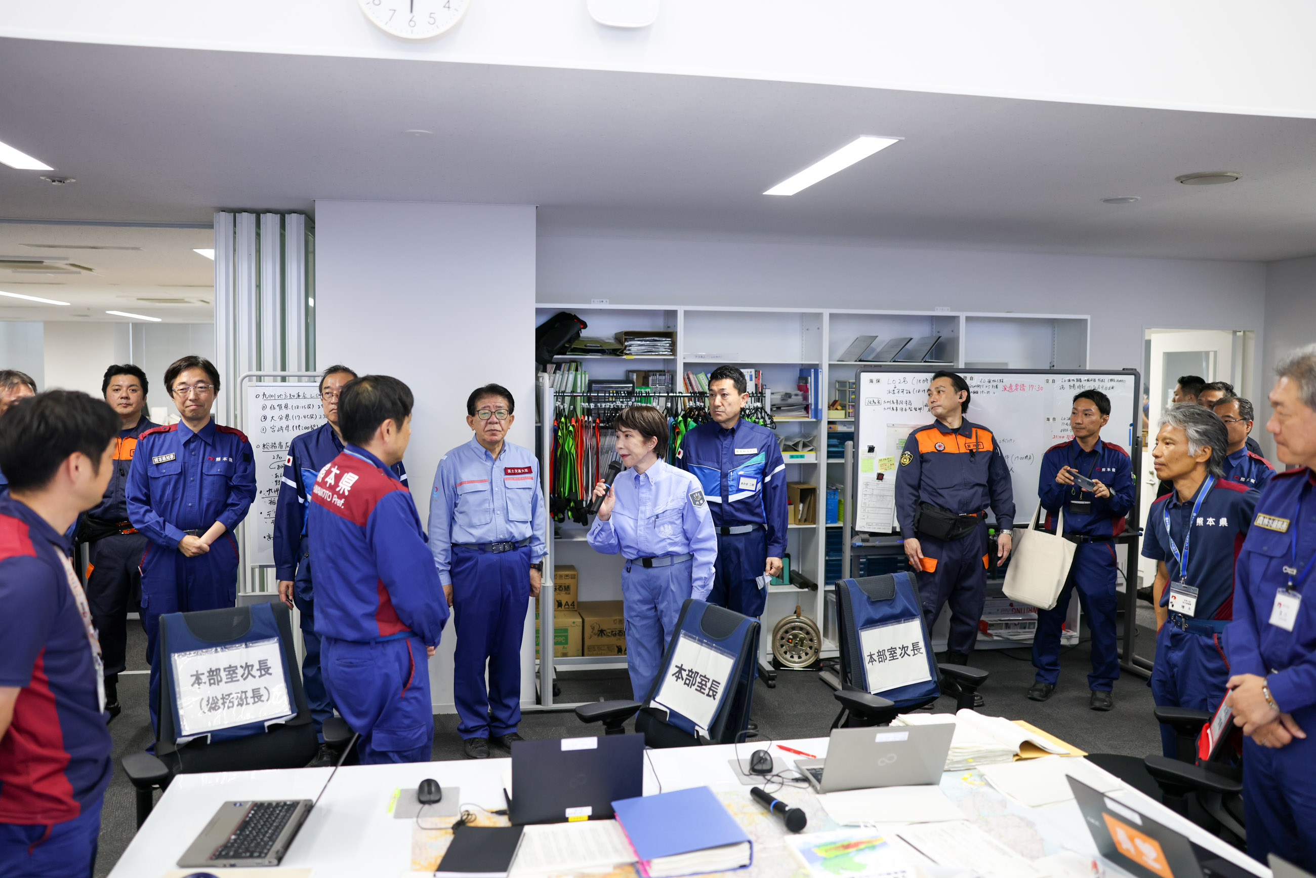 現地対策本部で激励する高市総理３