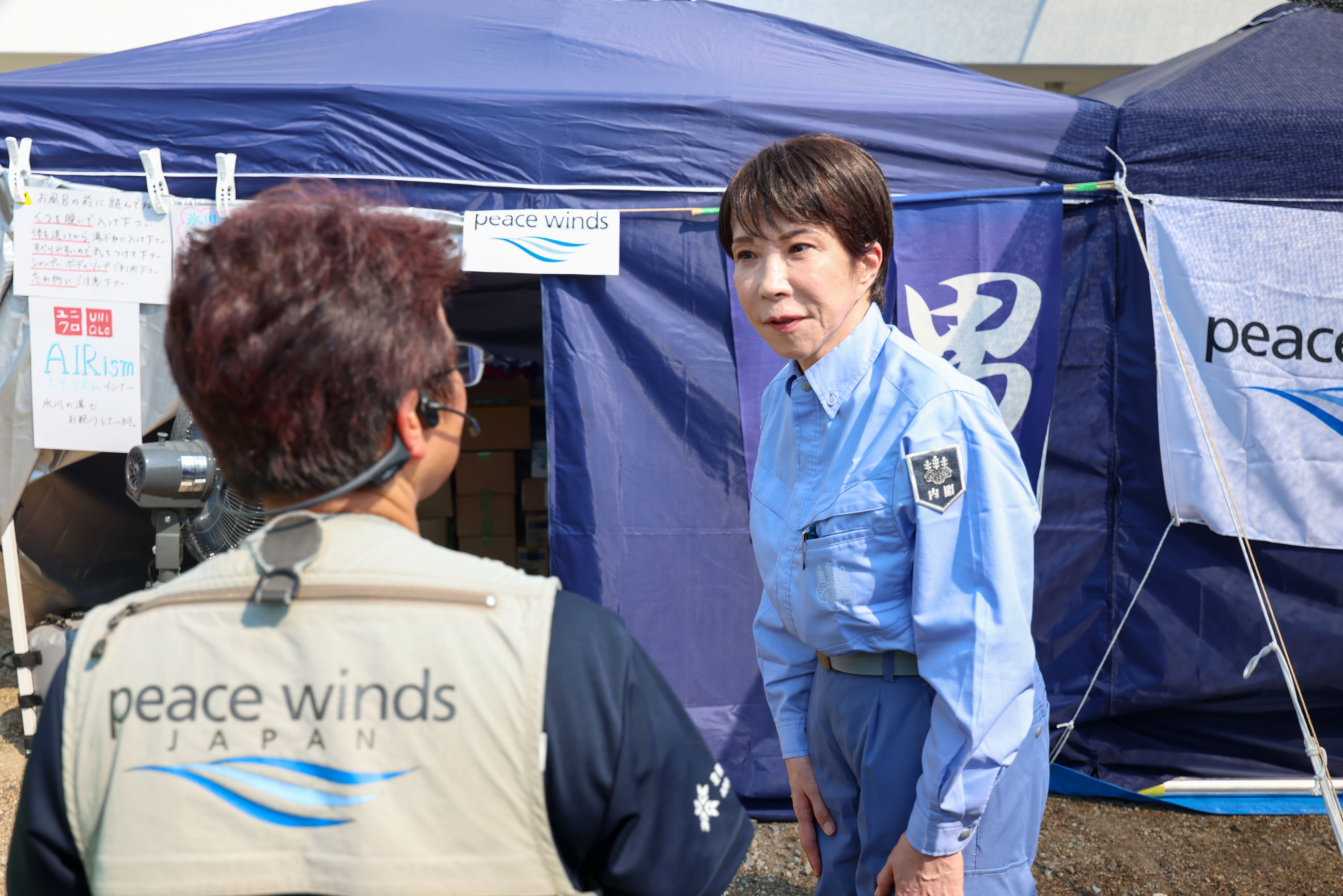 氷川町避難所を視察する高市総理２