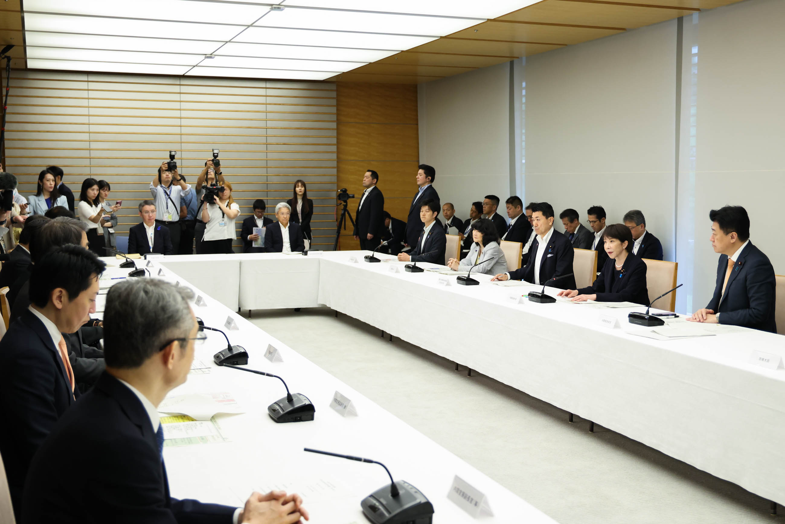 会議のまとめを行う高市総理２