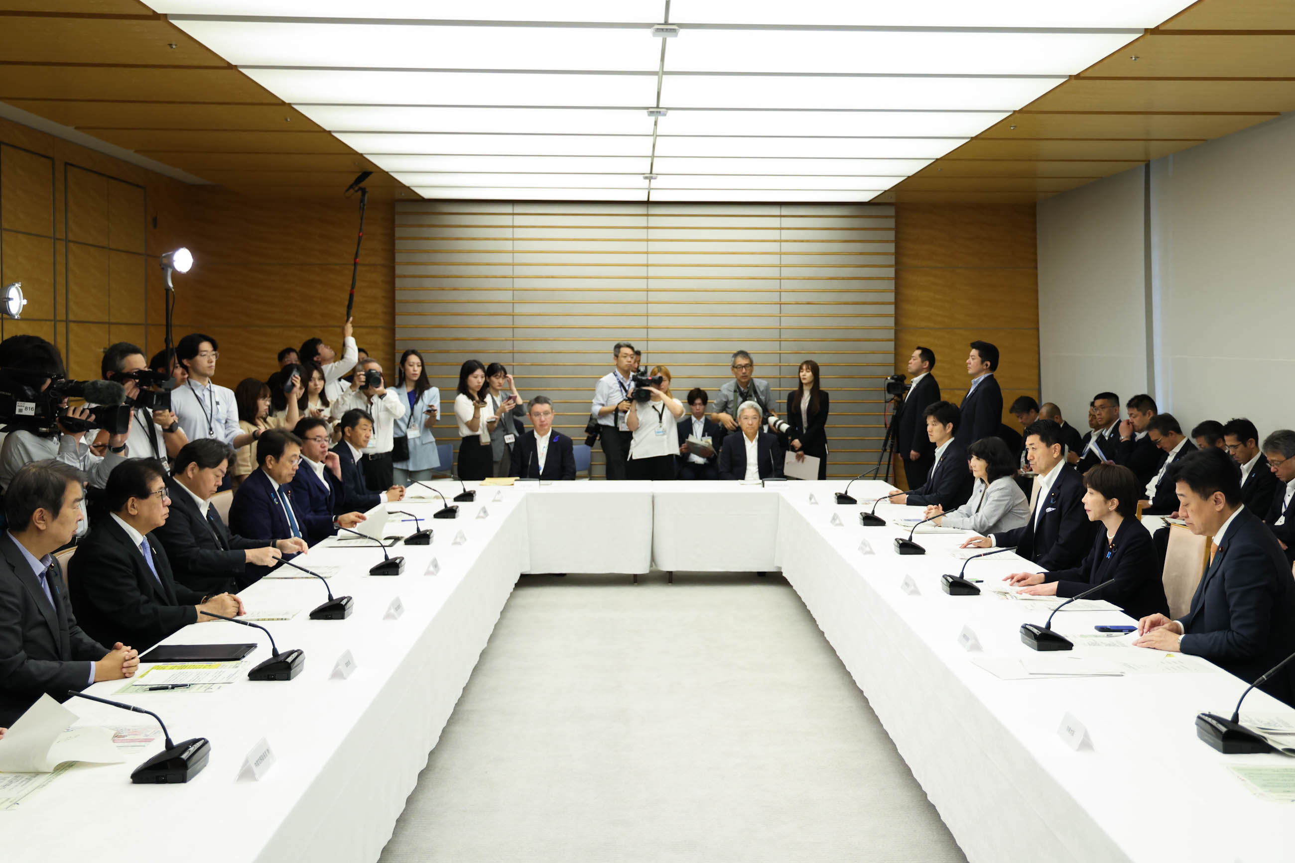 会議のまとめを行う高市総理３