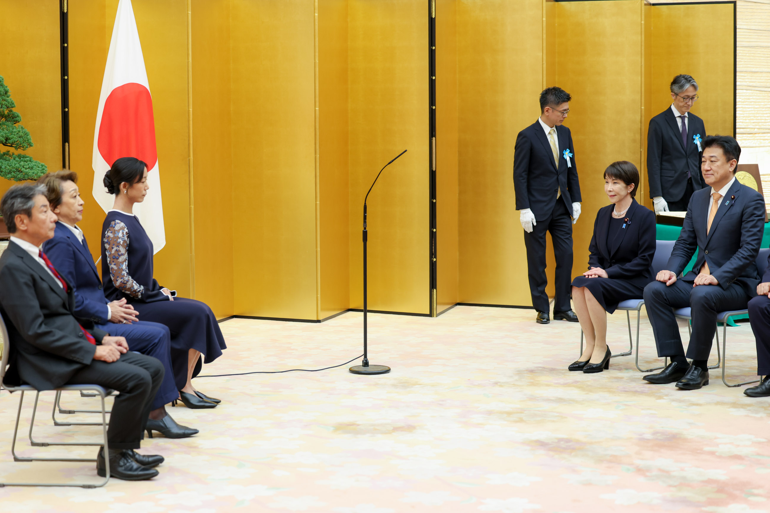 表彰式に臨む高市総理