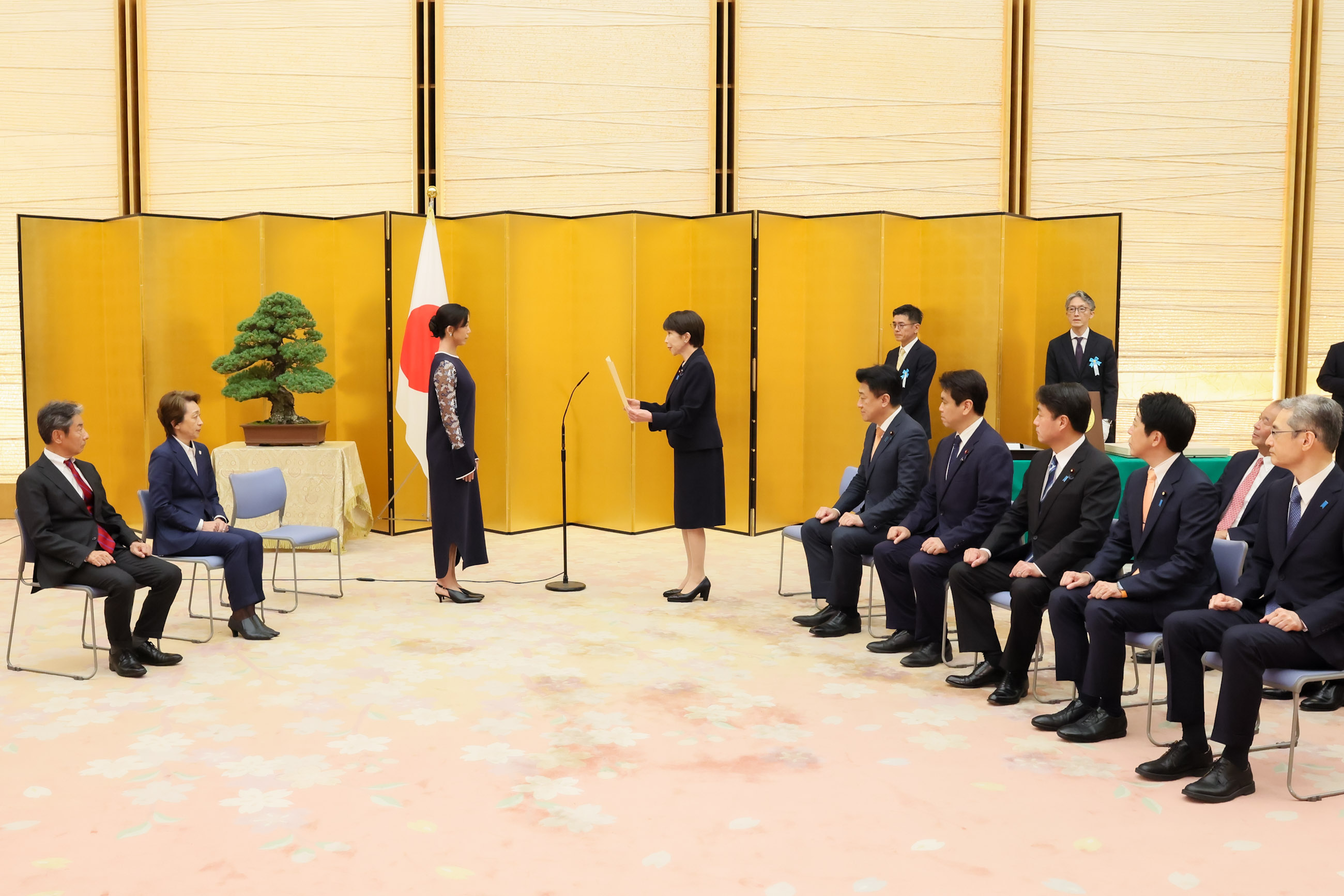表彰状を授与する高市総理１