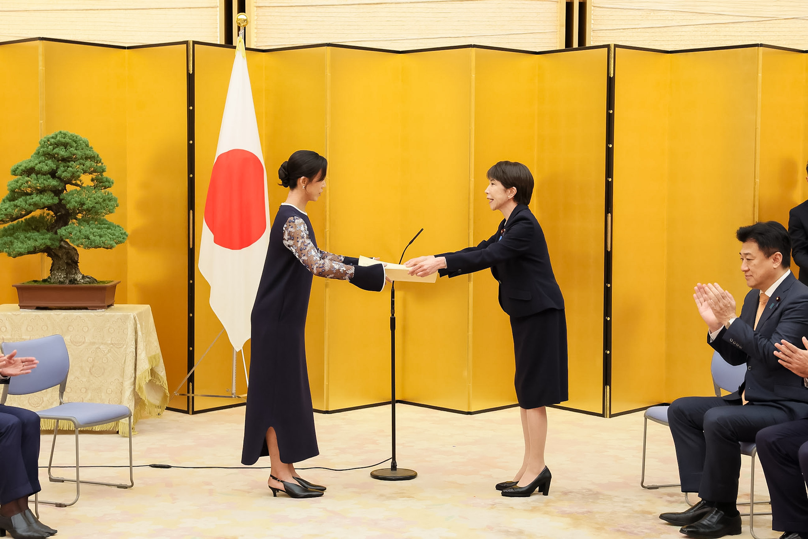 表彰状を授与する高市総理２