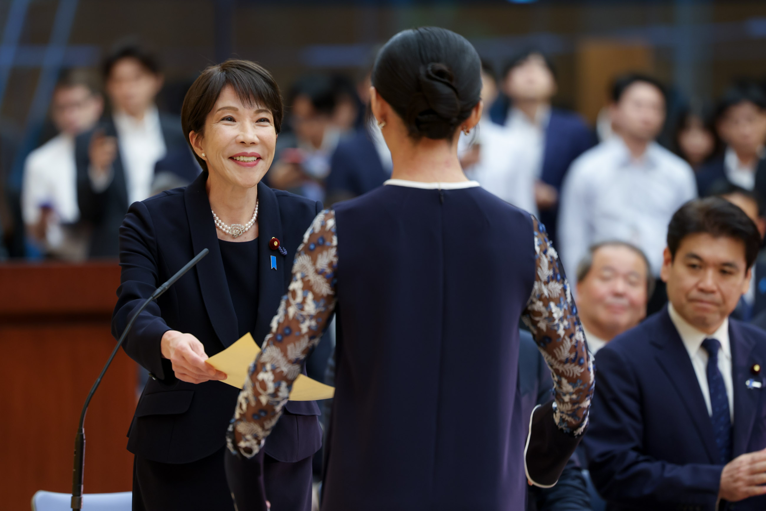 表彰状を授与する高市総理３