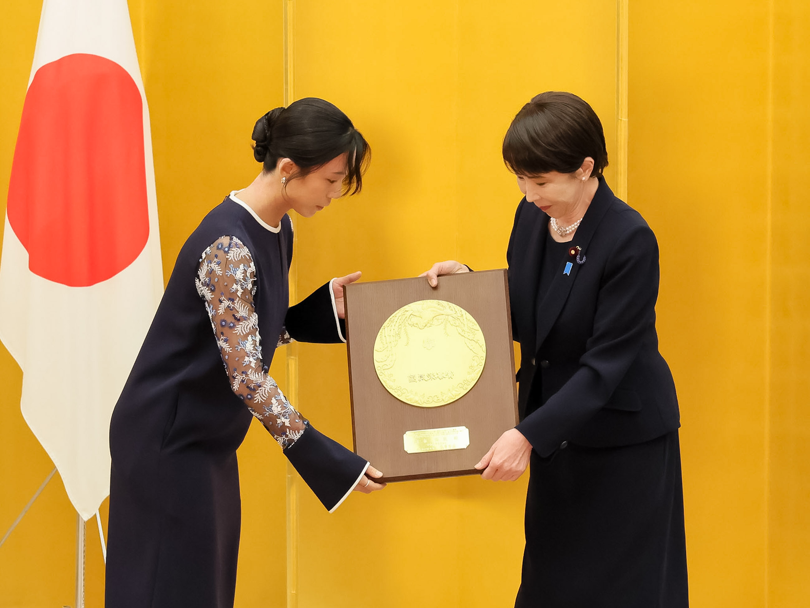 盾を授与する高市総理１