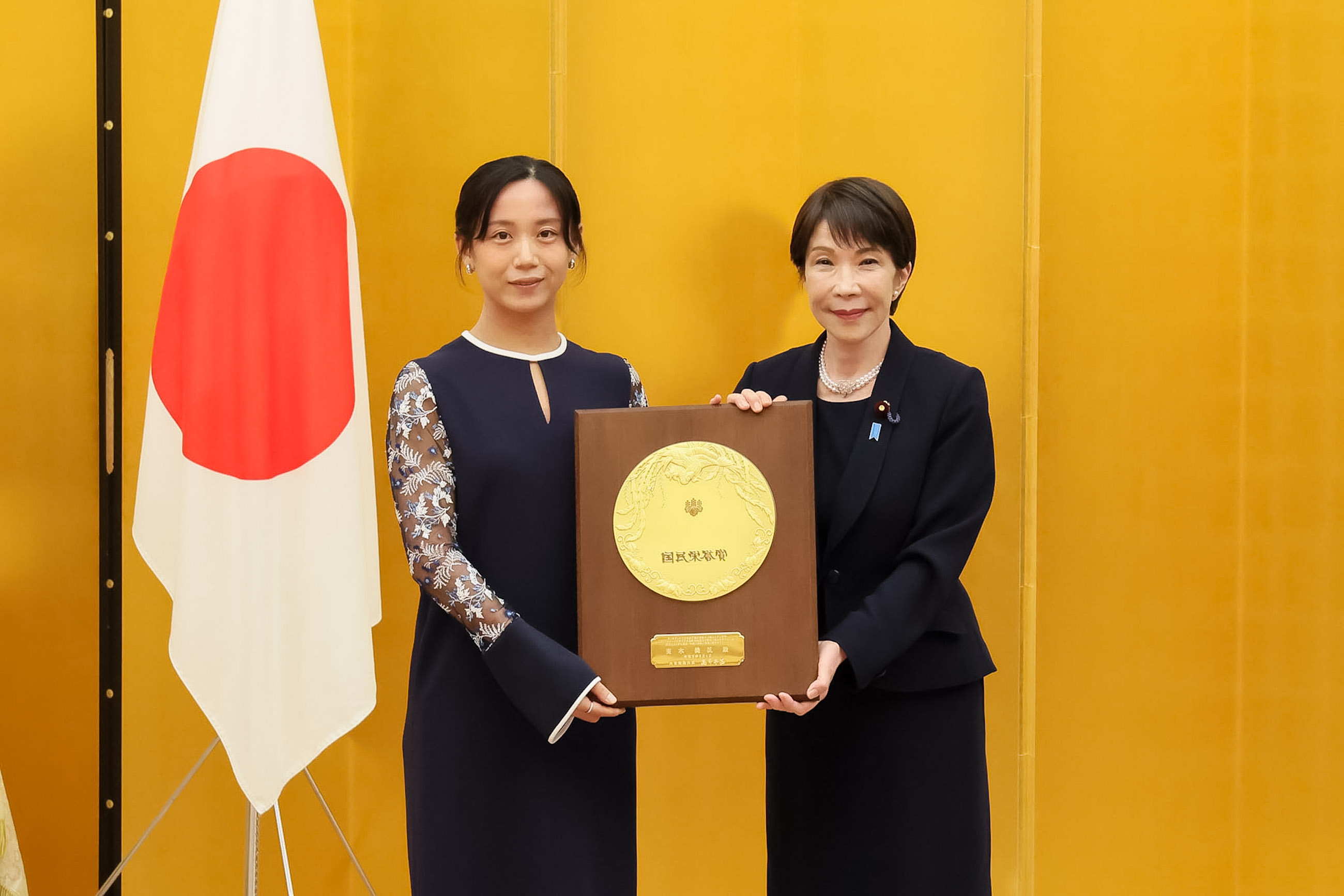 盾を授与する高市総理２