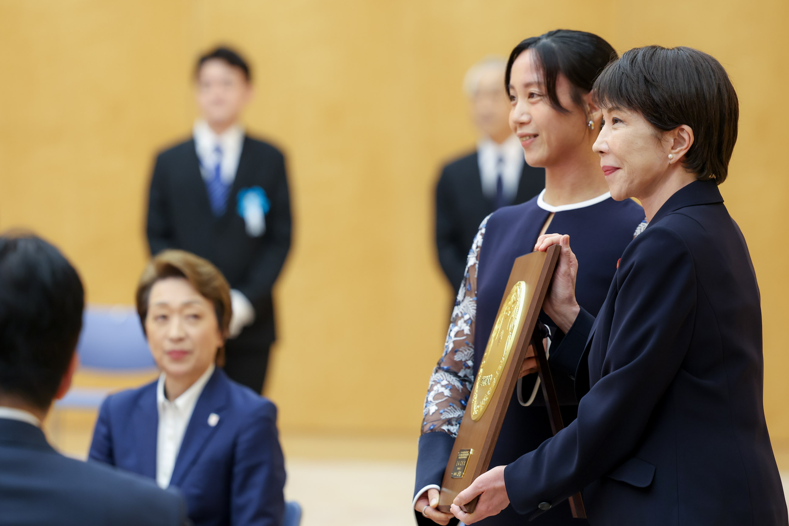 盾を授与する高市総理３