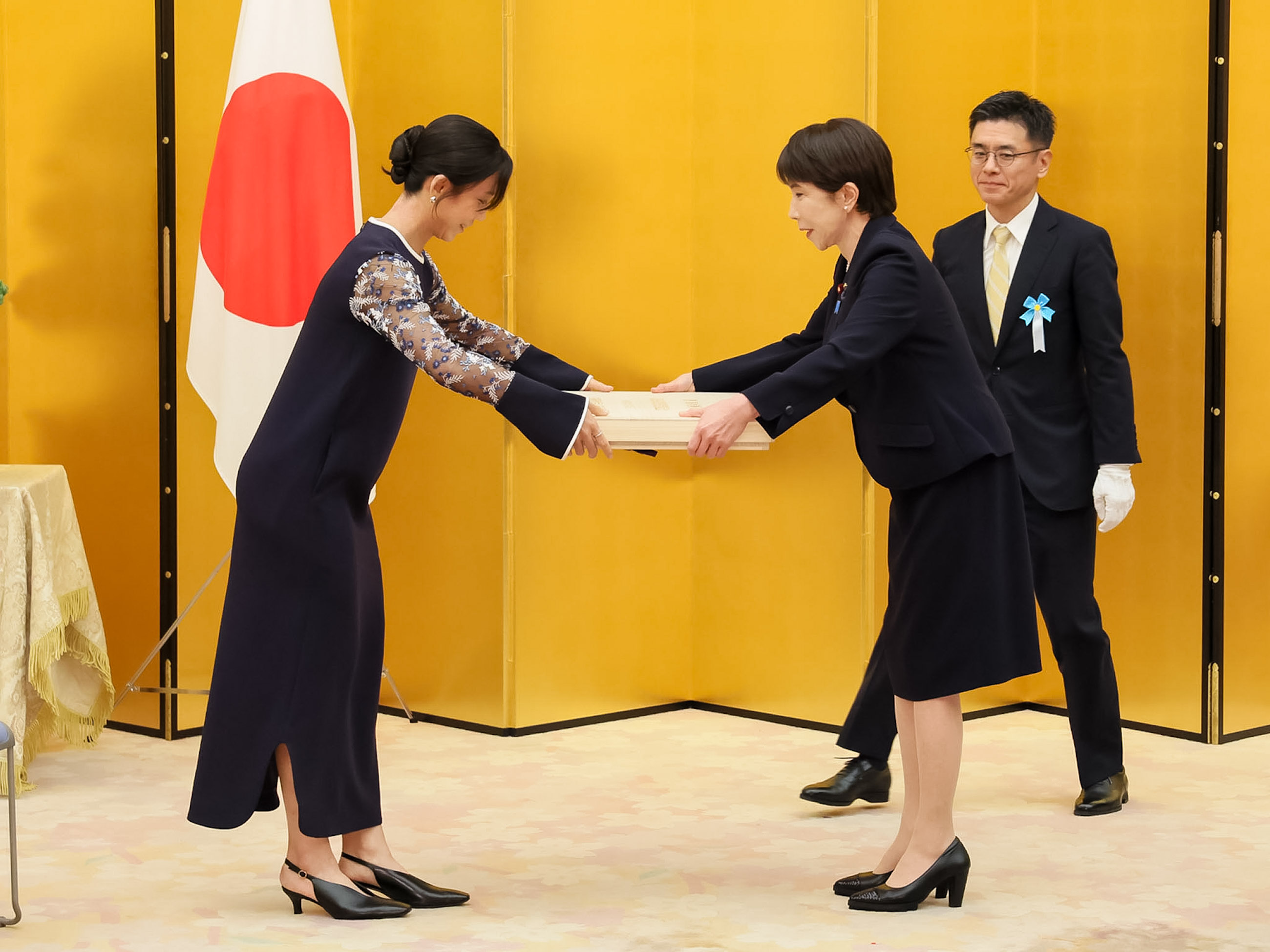 記念品を贈呈する高市総理１