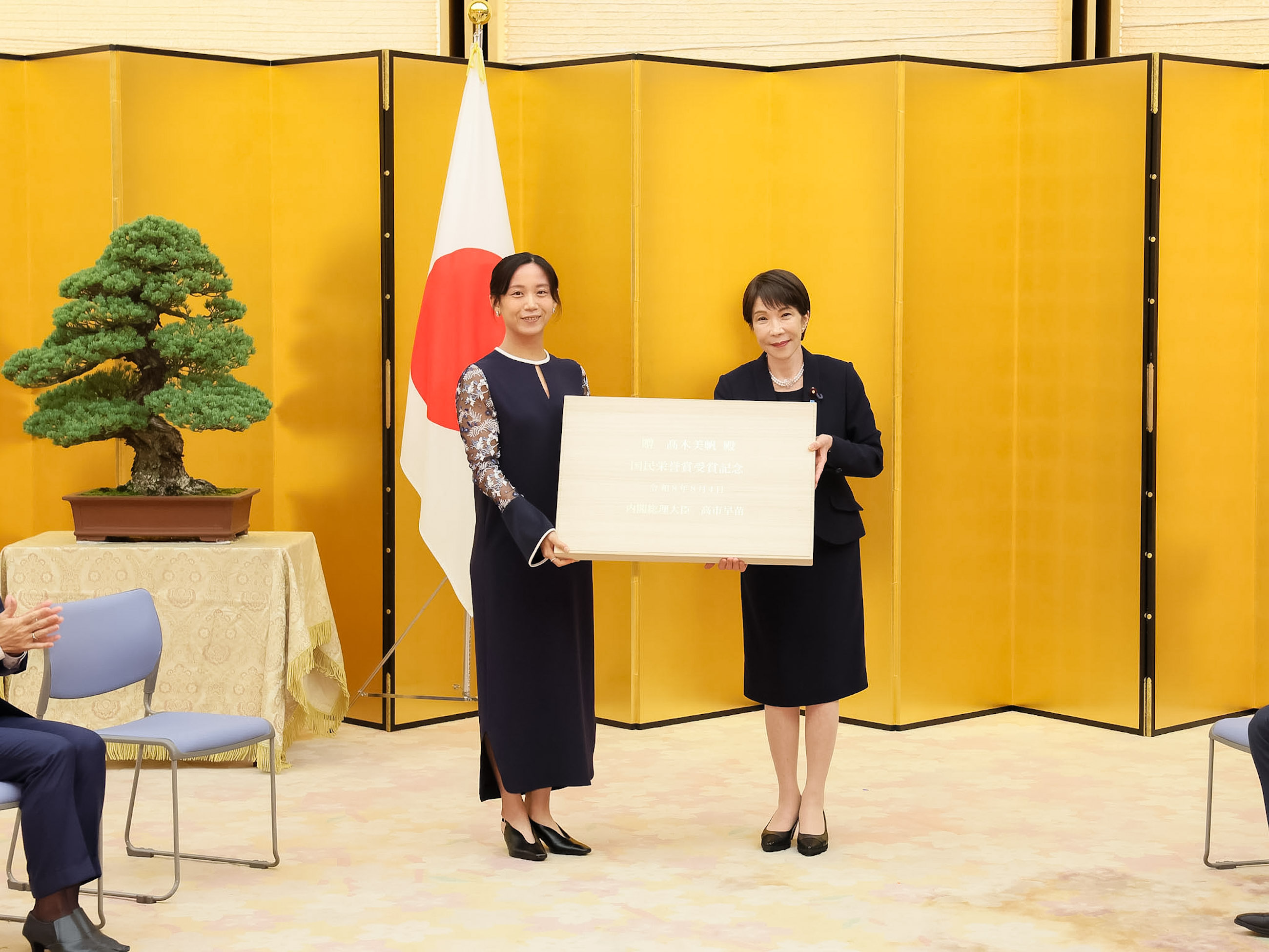 記念品を贈呈する高市総理２