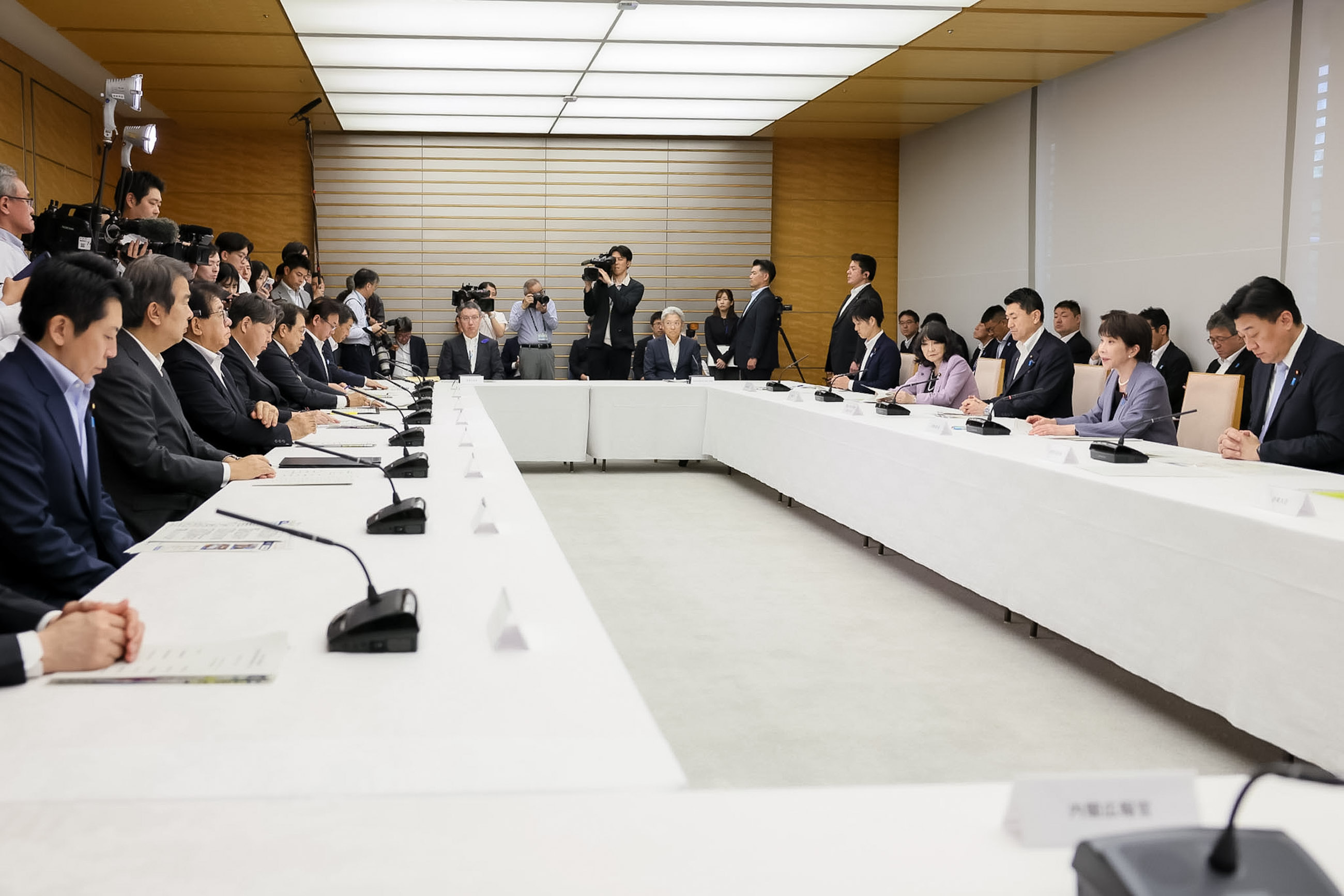 会議のまとめを行う高市総理３