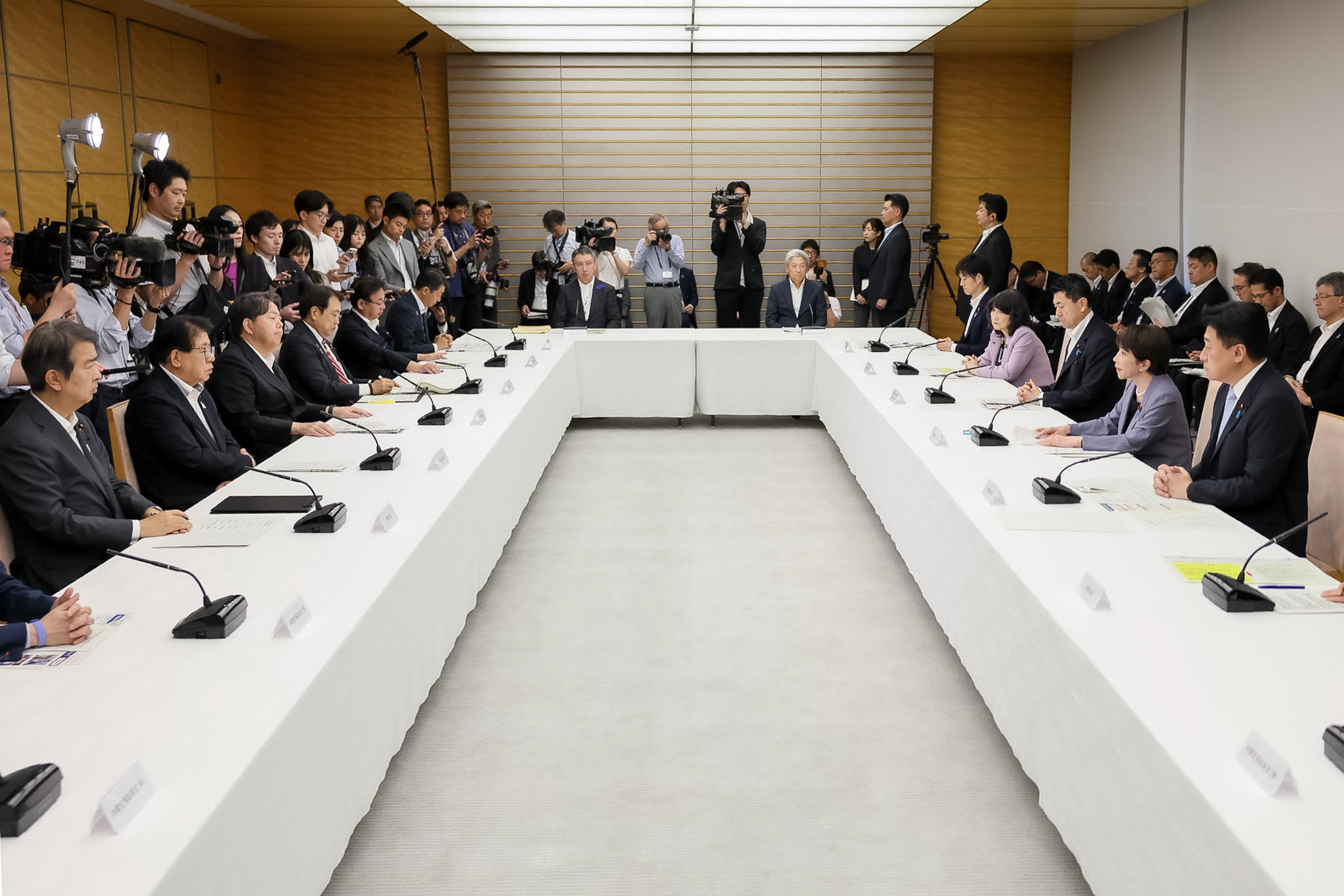 会議のまとめを行う高市総理４