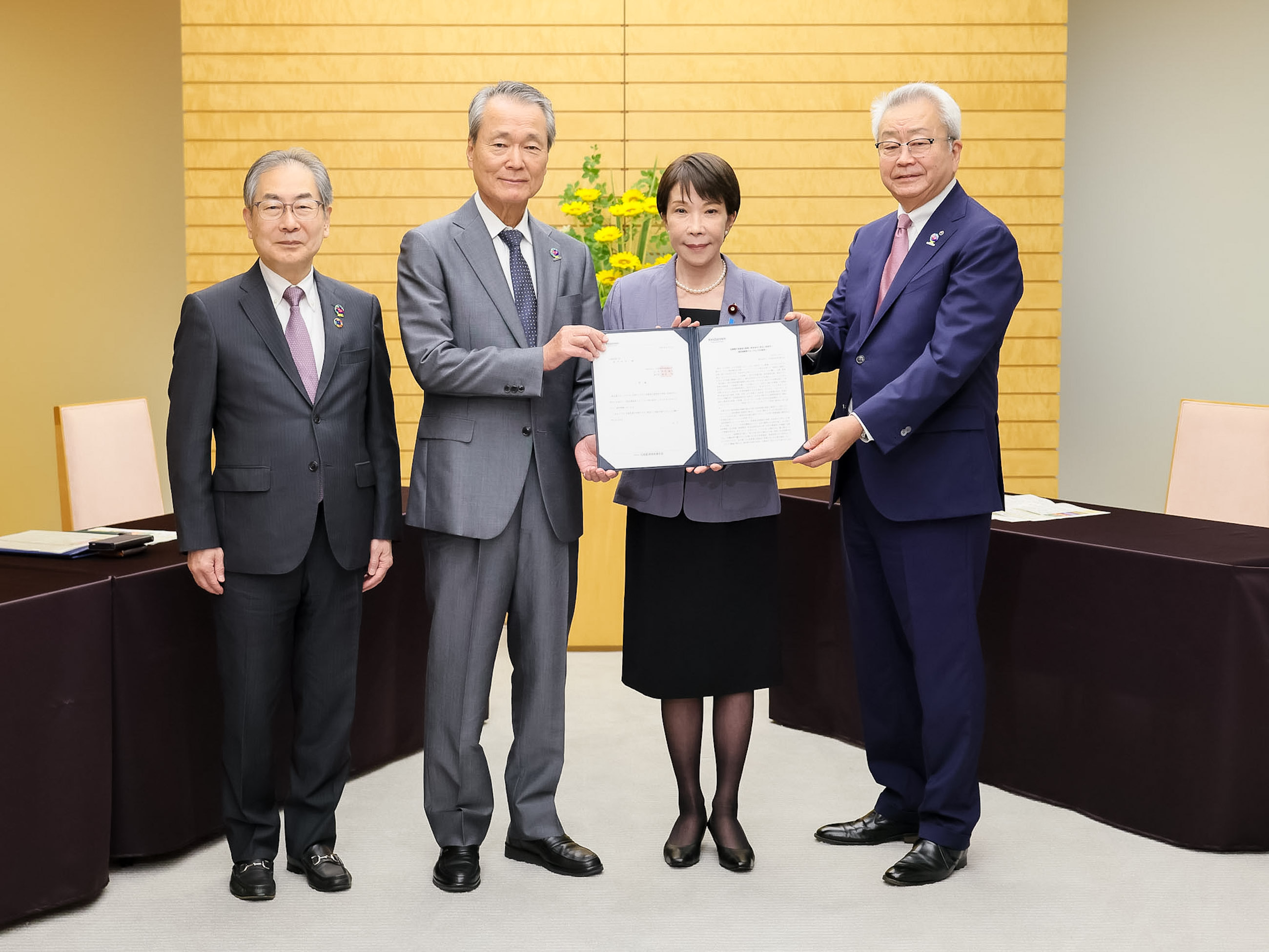 「経団連夏季フォーラム２０２６総括」を受け取る高市総理１