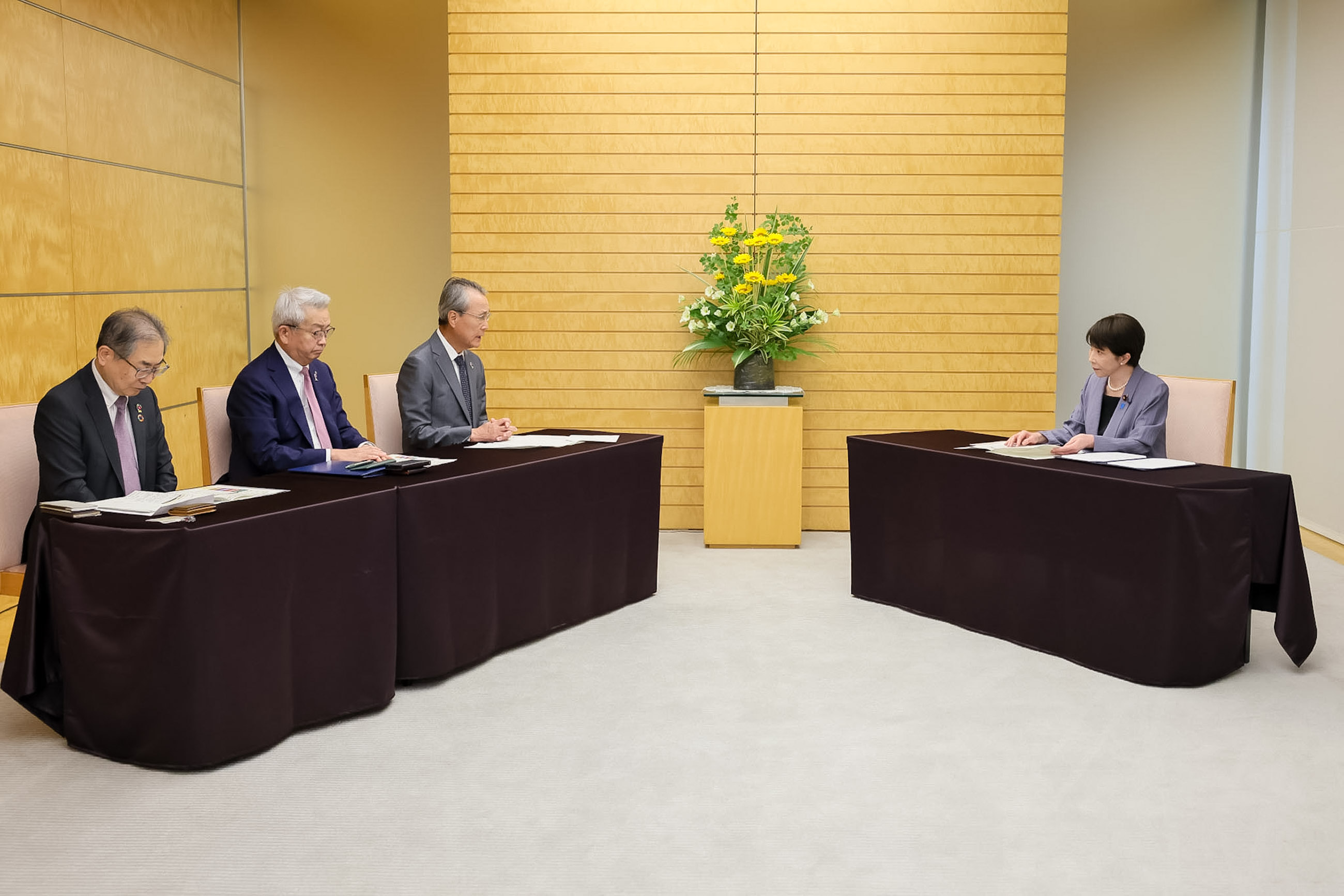「経団連夏季フォーラム２０２６総括」を受け取る高市総理２