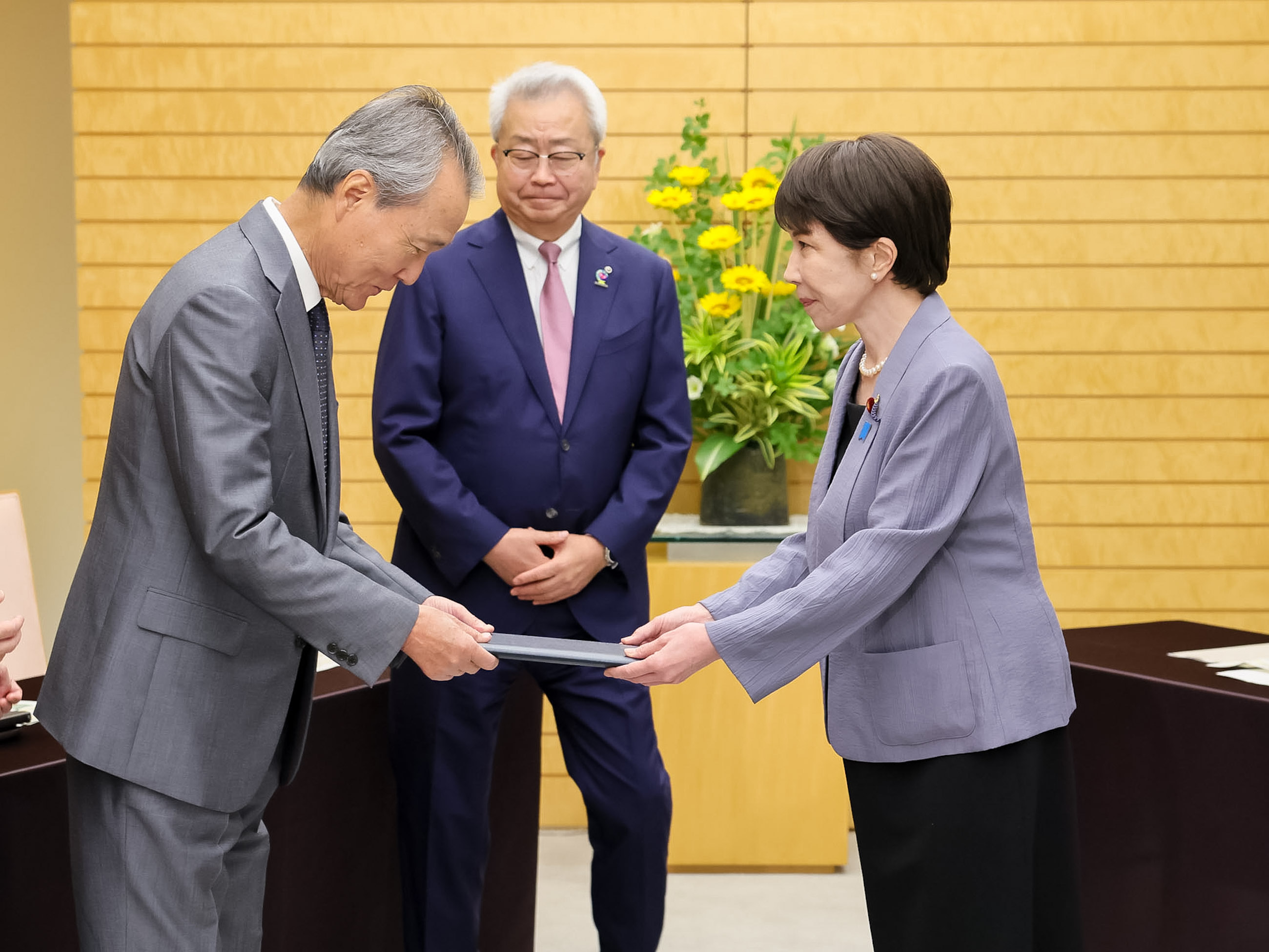 「経団連夏季フォーラム２０２６総括」を受け取る高市総理４