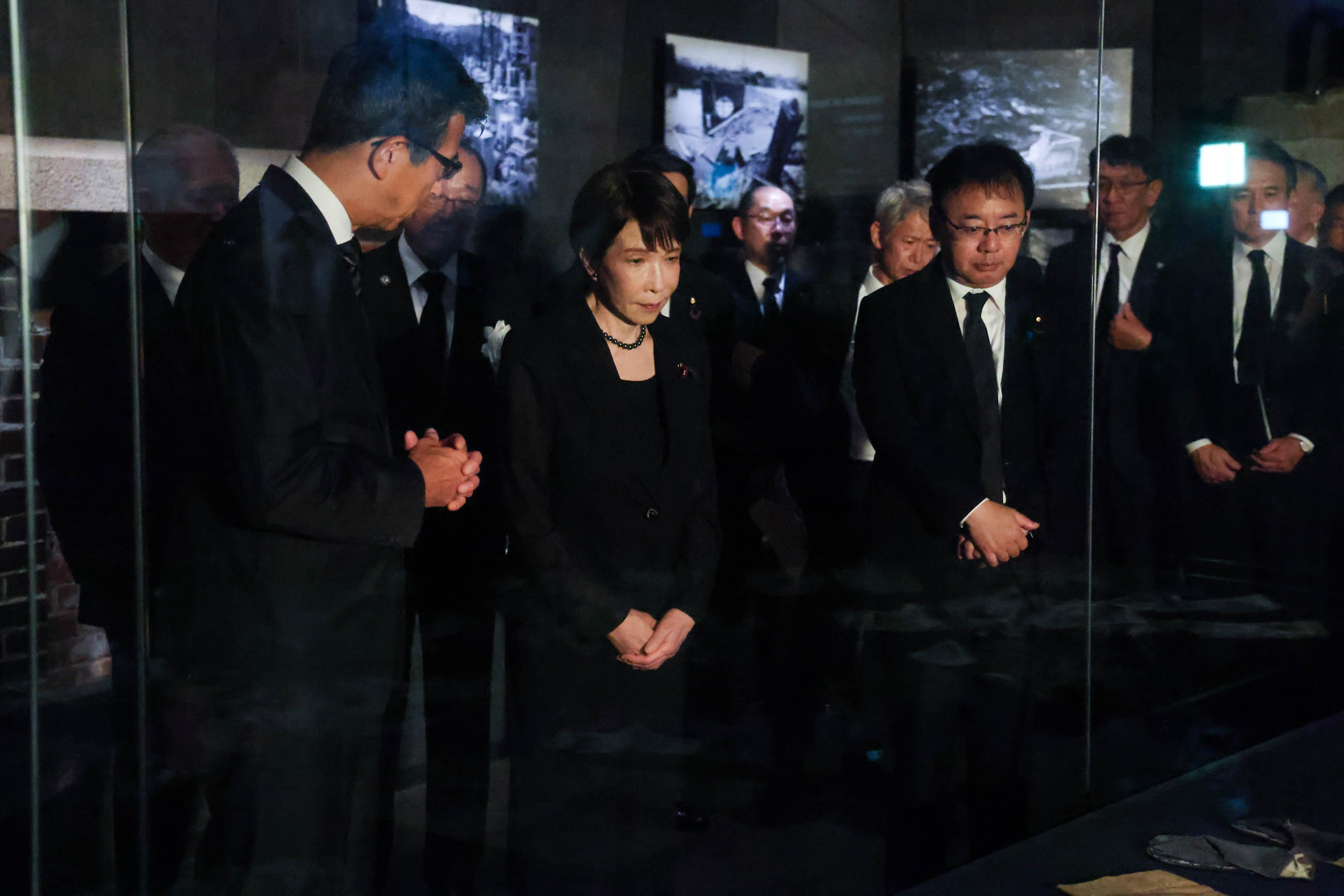 平和記念資料館を視察する高市総理５