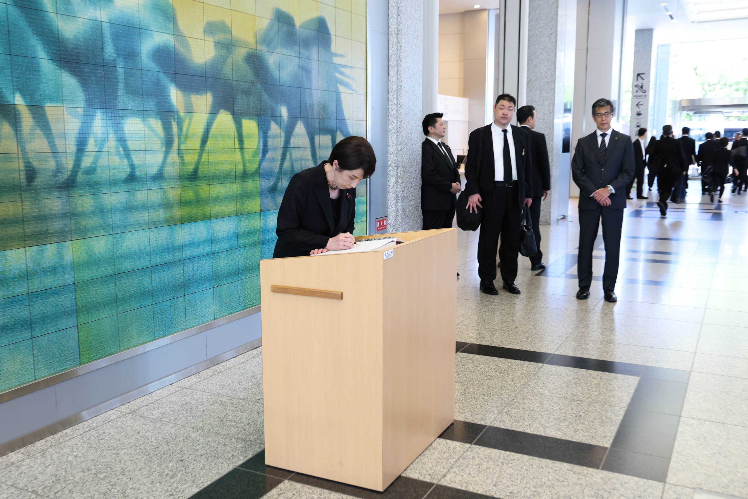 平和記念資料館を視察する高市総理６