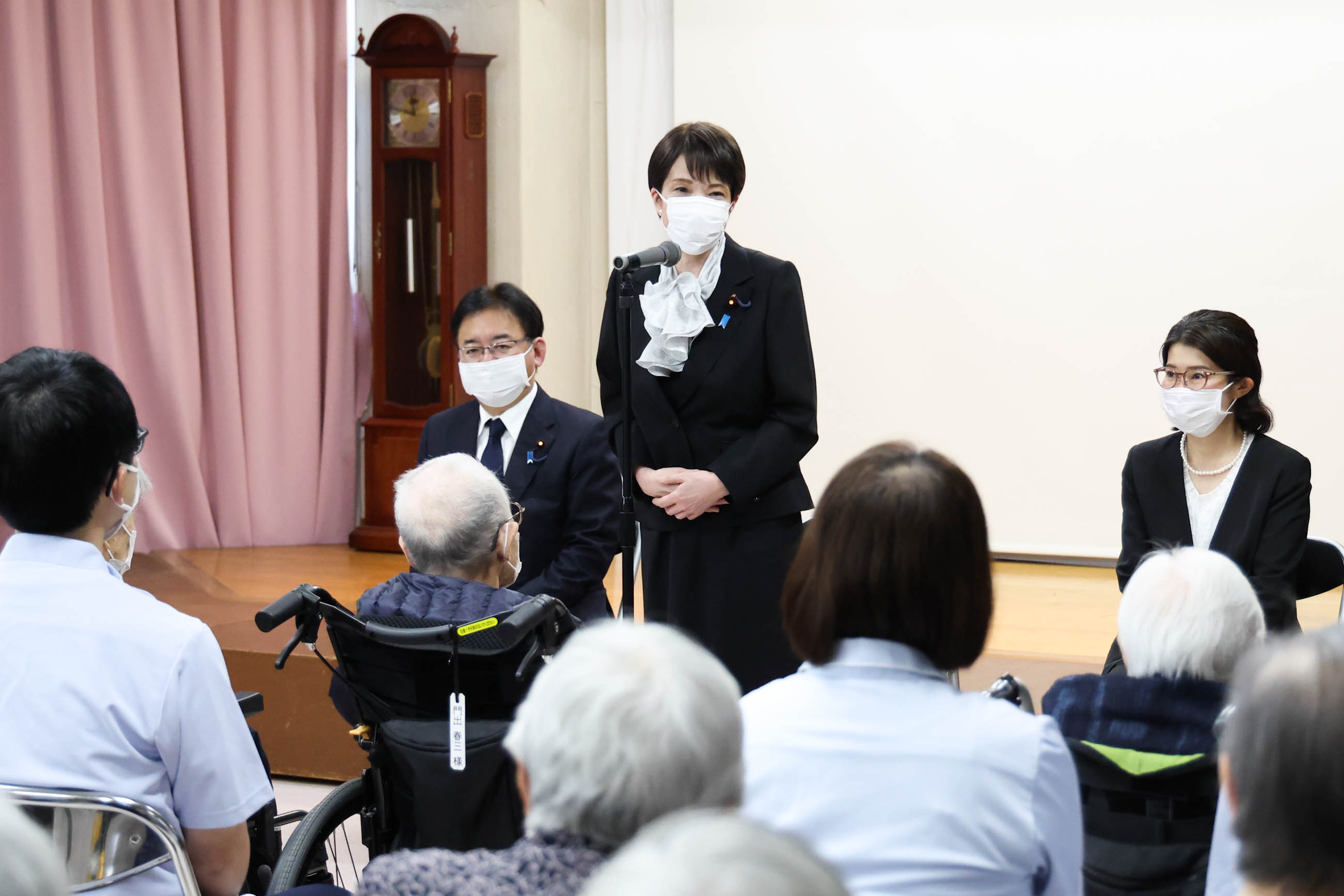 原爆養護ホームの入園者を慰問する高市総理１