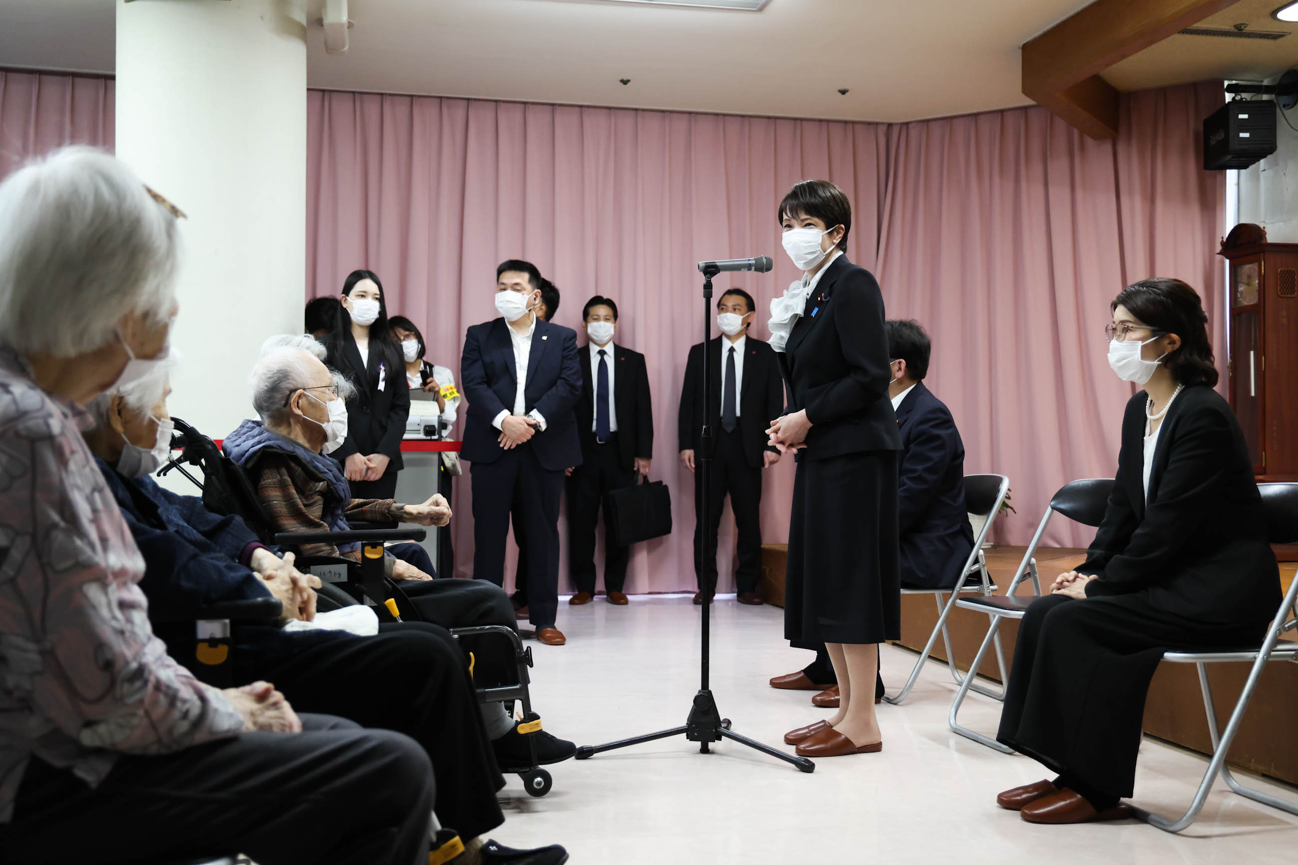 原爆養護ホームの入園者を慰問する高市総理２