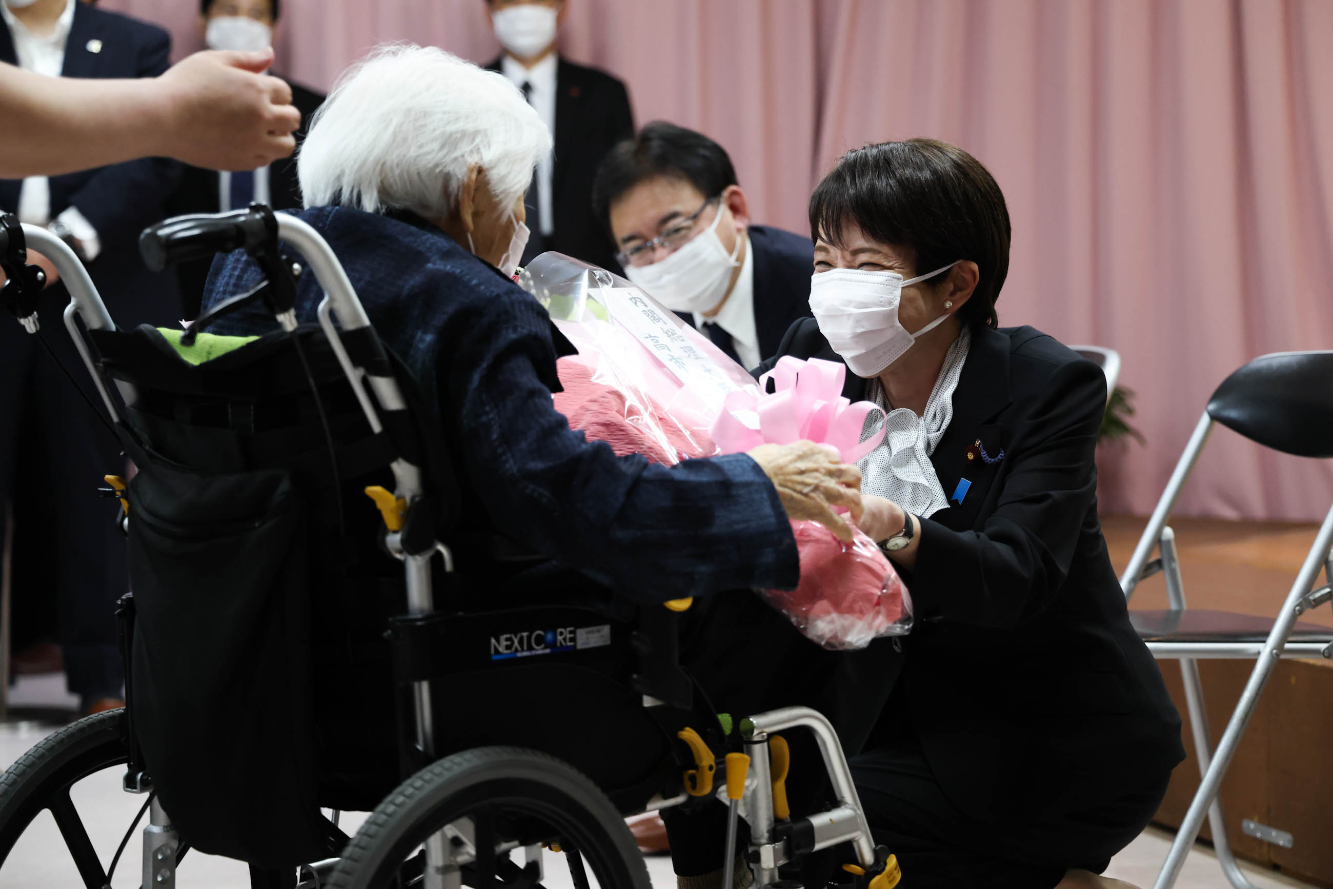 原爆養護ホームの入園者を慰問する高市総理４