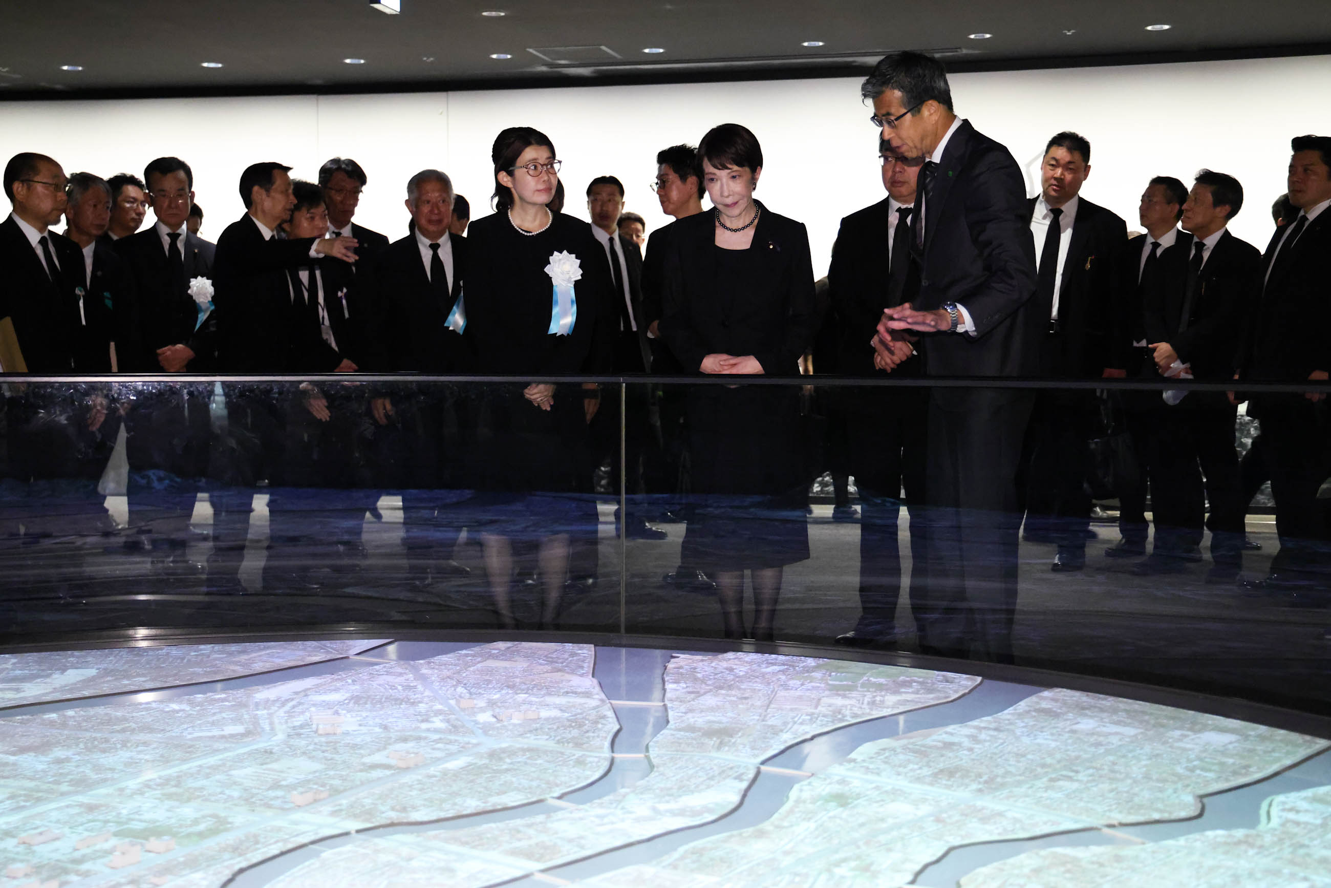 平和記念資料館を視察する高市総理１