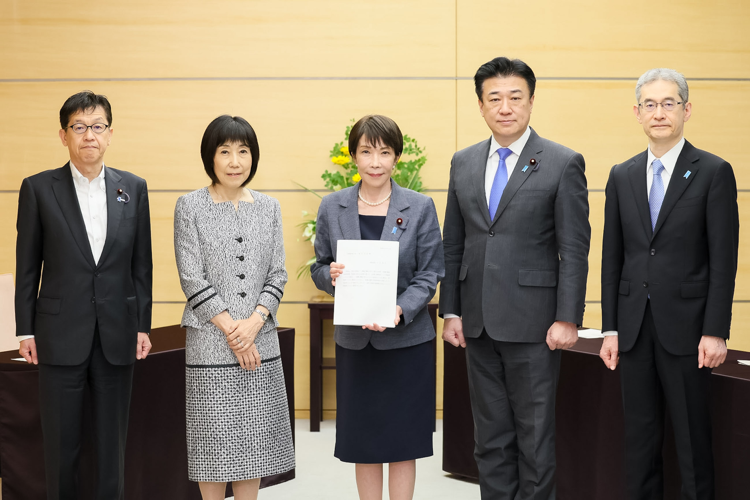 人事院勧告を受け取る高市総理１