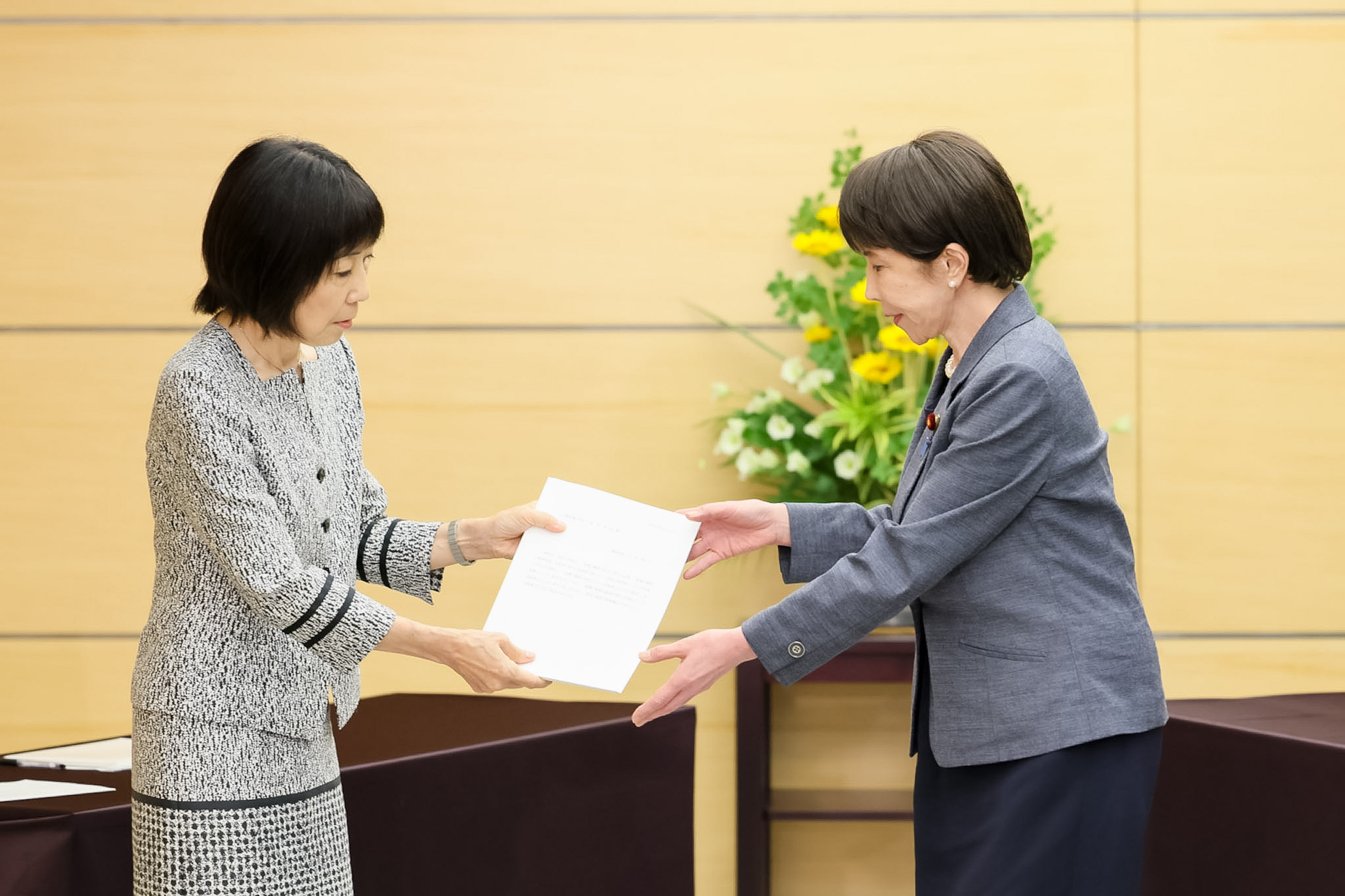 人事院勧告を受け取る高市総理２