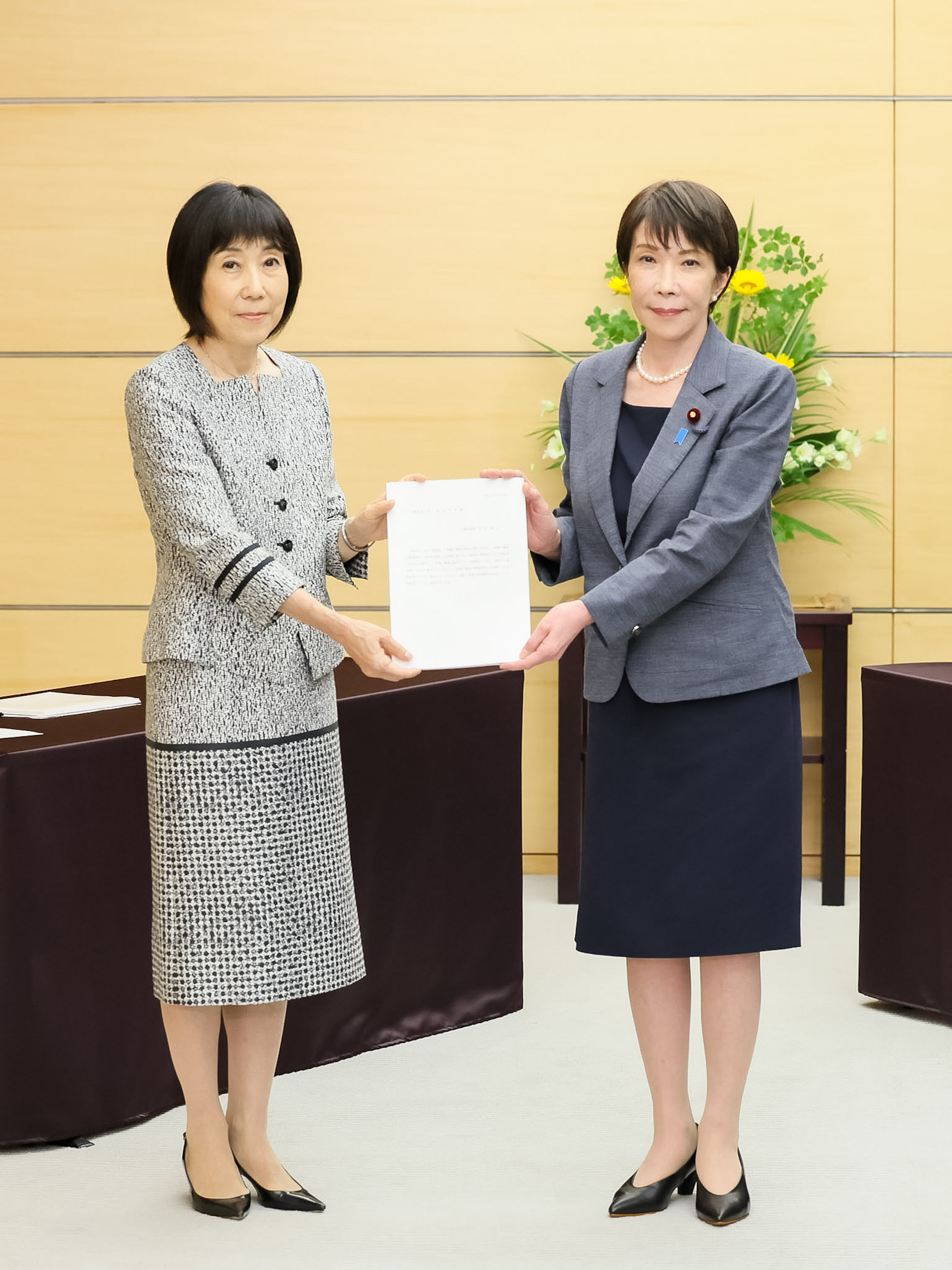 人事院勧告を受け取る高市総理３