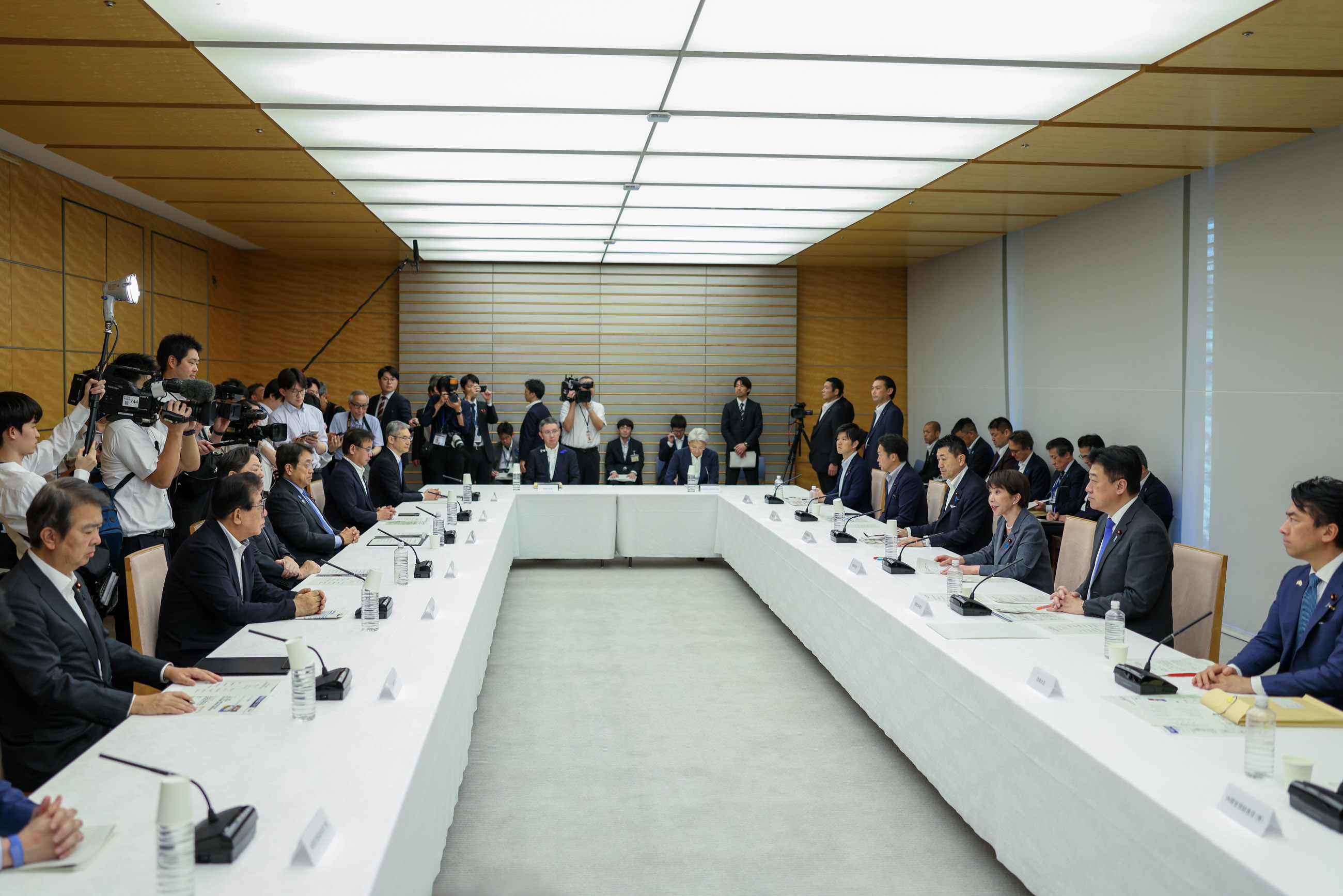 会議のまとめを行う高市総理５