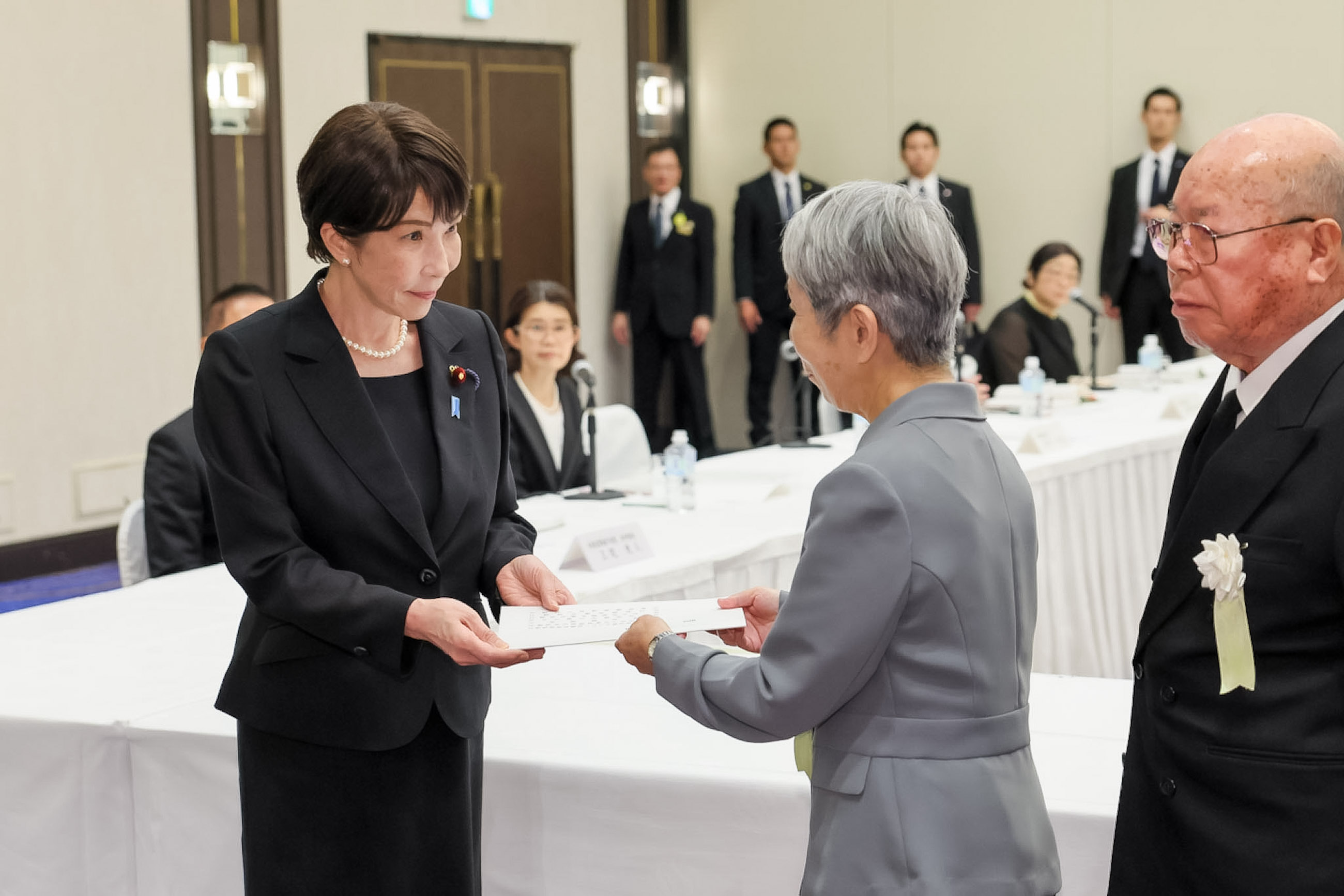 被爆者代表から要望書を受け取る高市総理１