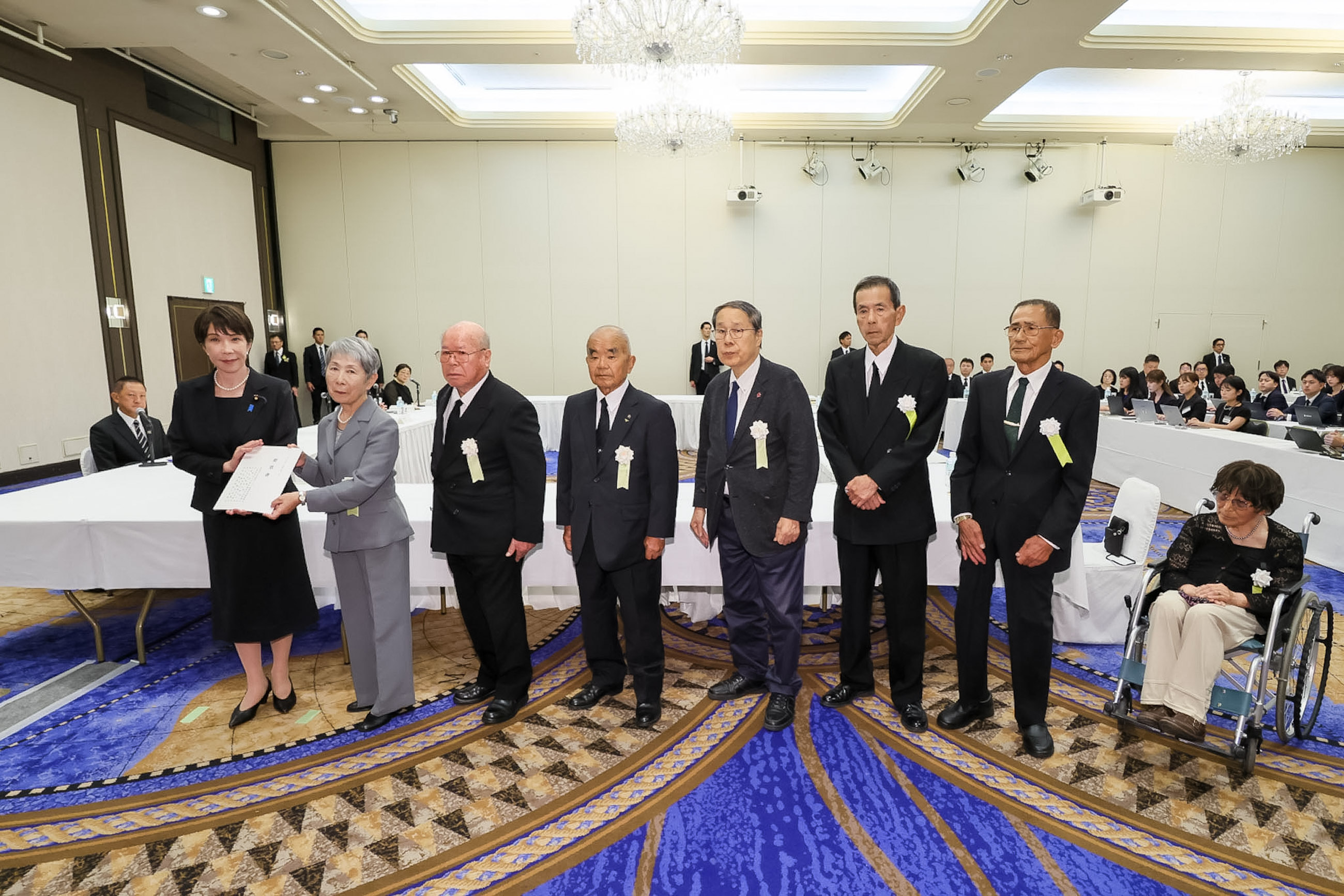 被爆者代表から要望書を受け取る高市総理２