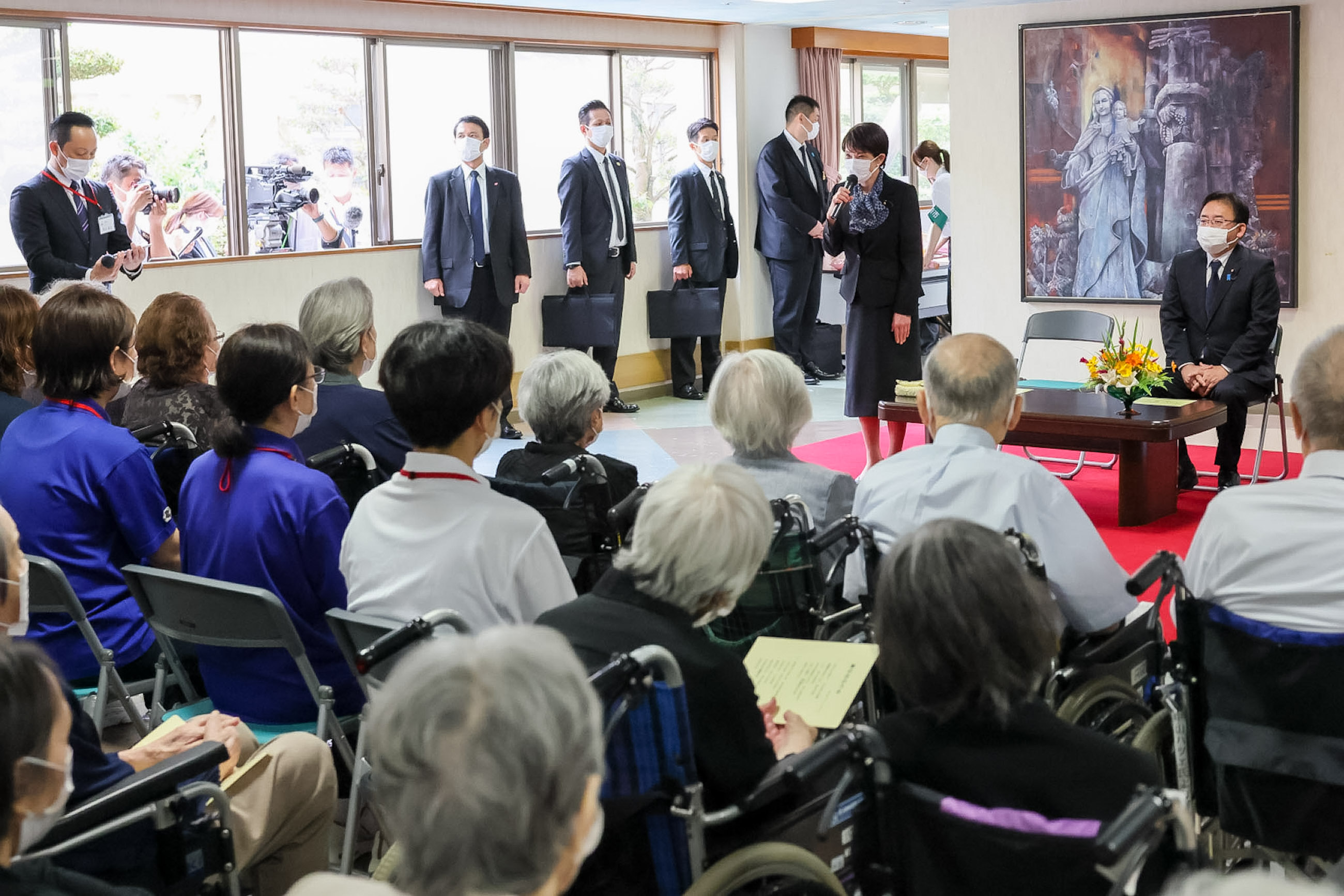 恵の丘長﨑原爆ホームの入園者を慰問する高市総理１
