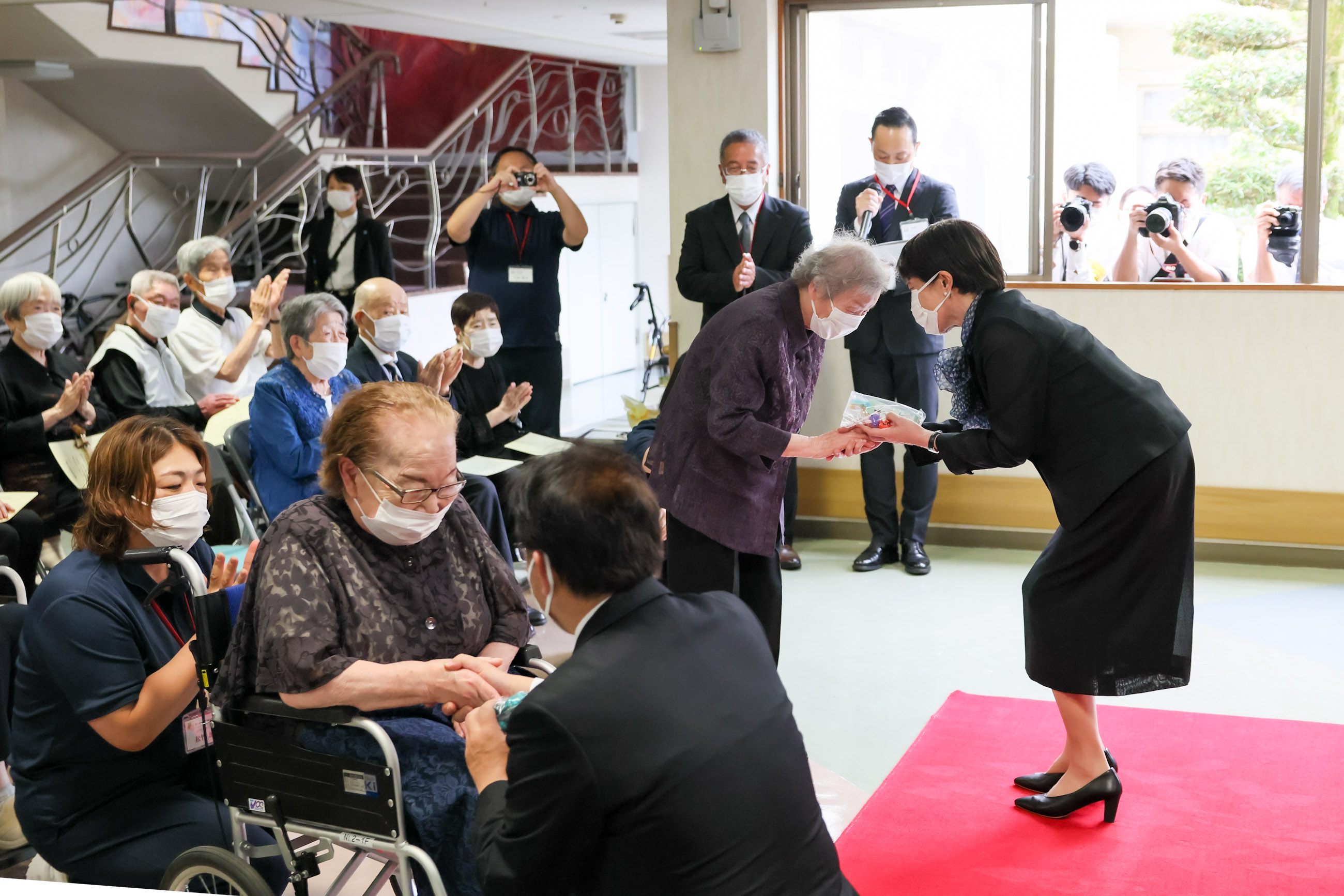 恵の丘長﨑原爆ホームの入園者を慰問する高市総理４