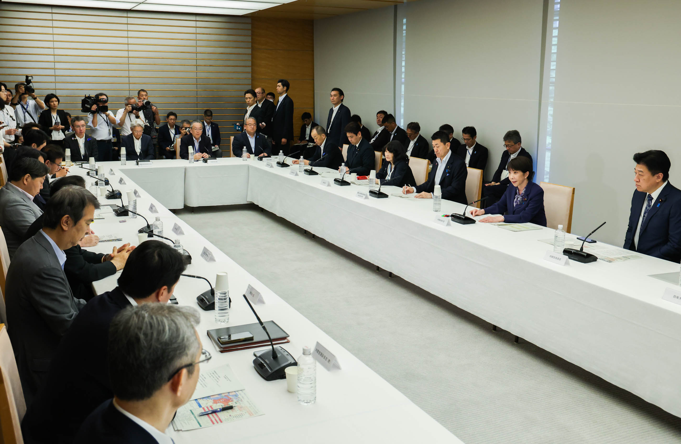 会議のまとめを行う高市総理３